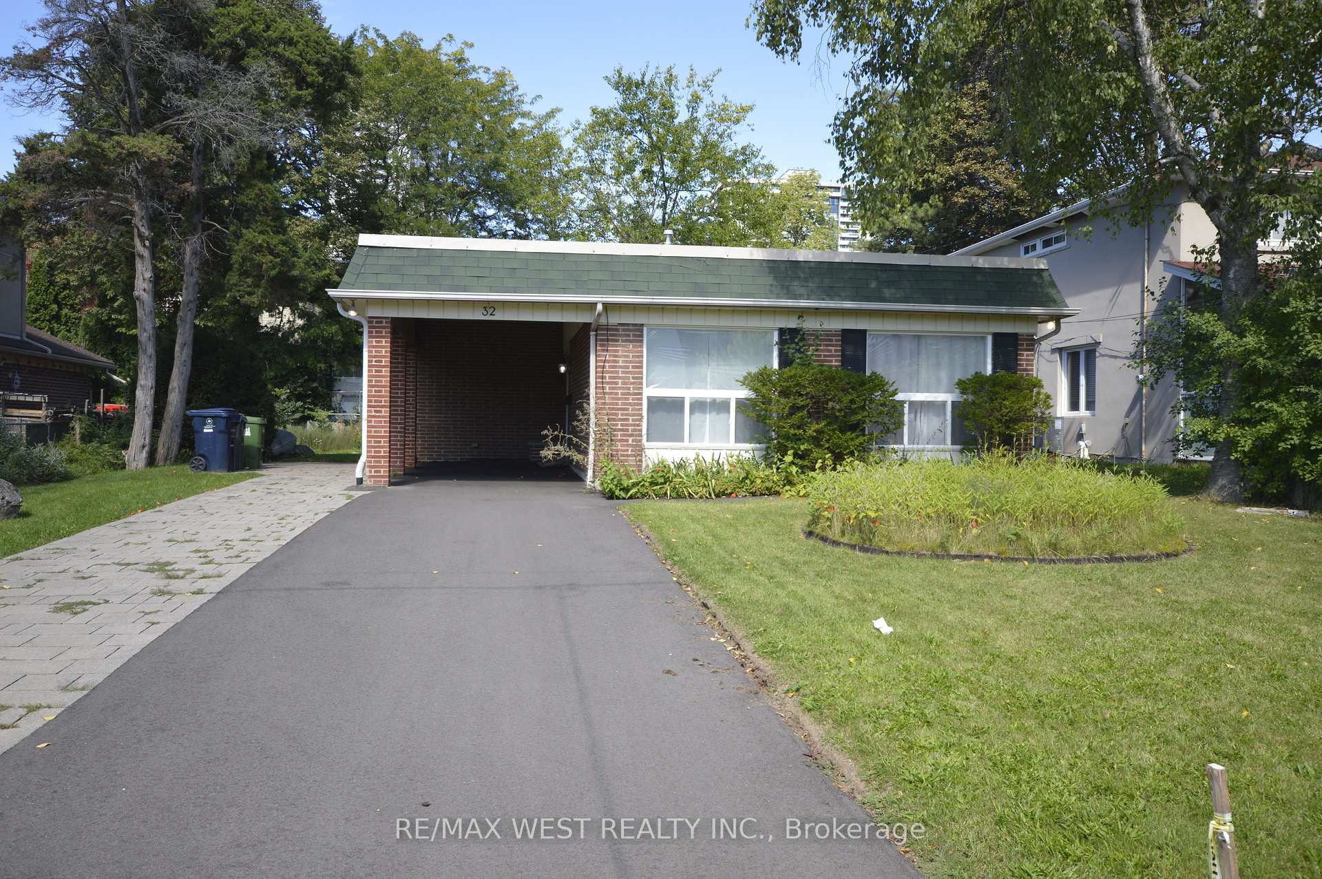 Photo 1 of 32 Axsmith Crescent, North York, Don Valley Village — HOMEH