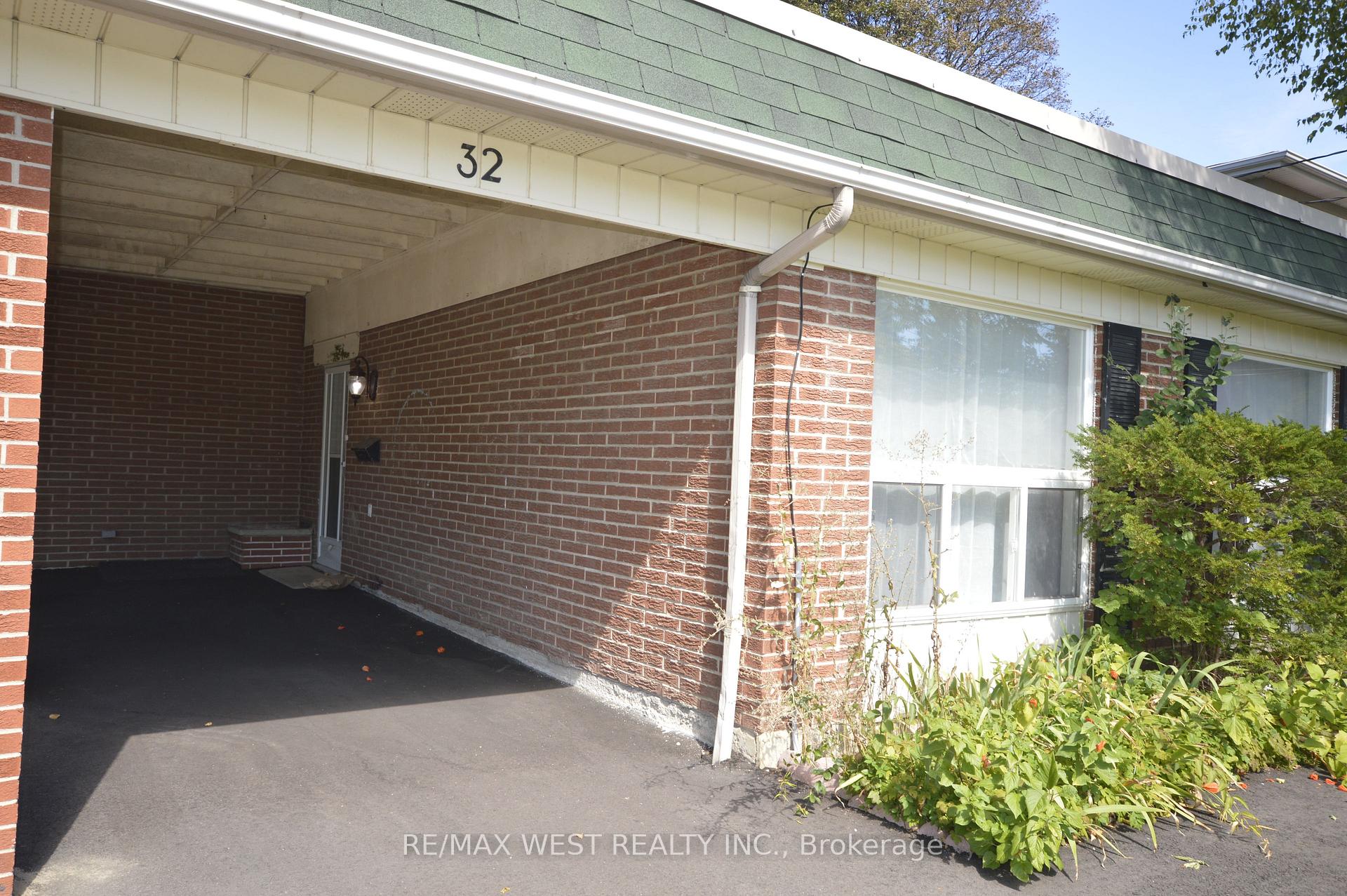 Photo 2 of 32 Axsmith Crescent, North York, Don Valley Village — HOMEH