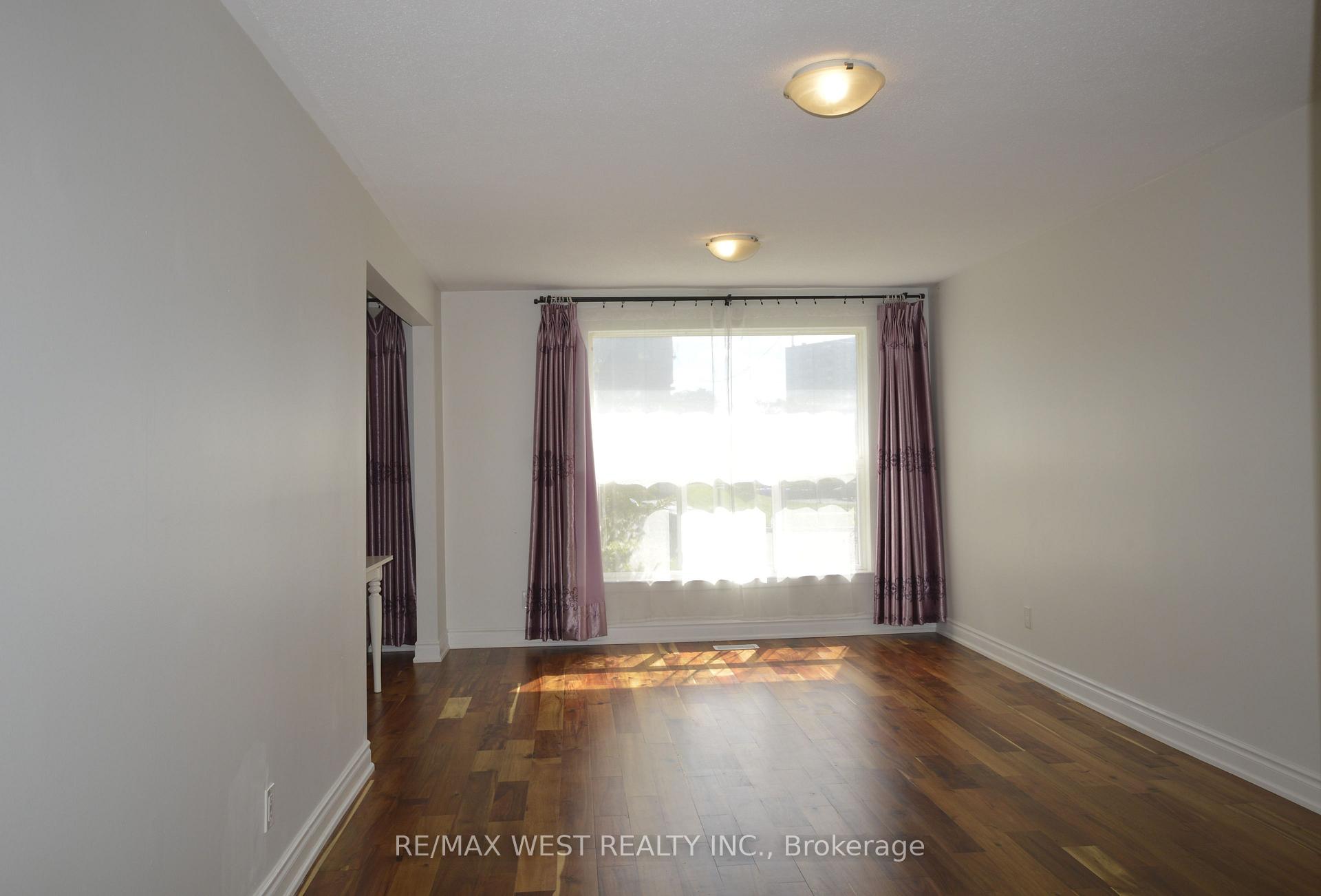 Photo 3 of 32 Axsmith Crescent, North York, Don Valley Village — HOMEH