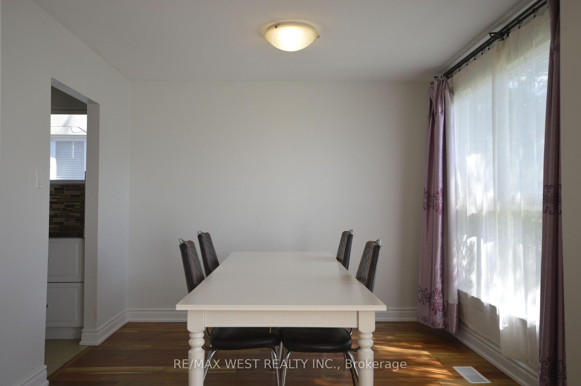 Photo 4 of 32 Axsmith Crescent, North York, Don Valley Village — HOMEH