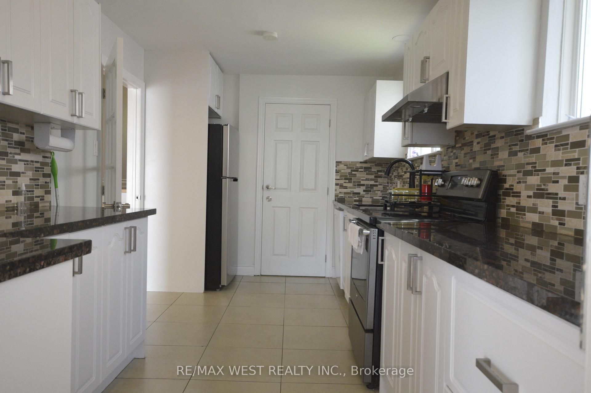 Photo 5 of 32 Axsmith Crescent, North York, Don Valley Village — HOMEH