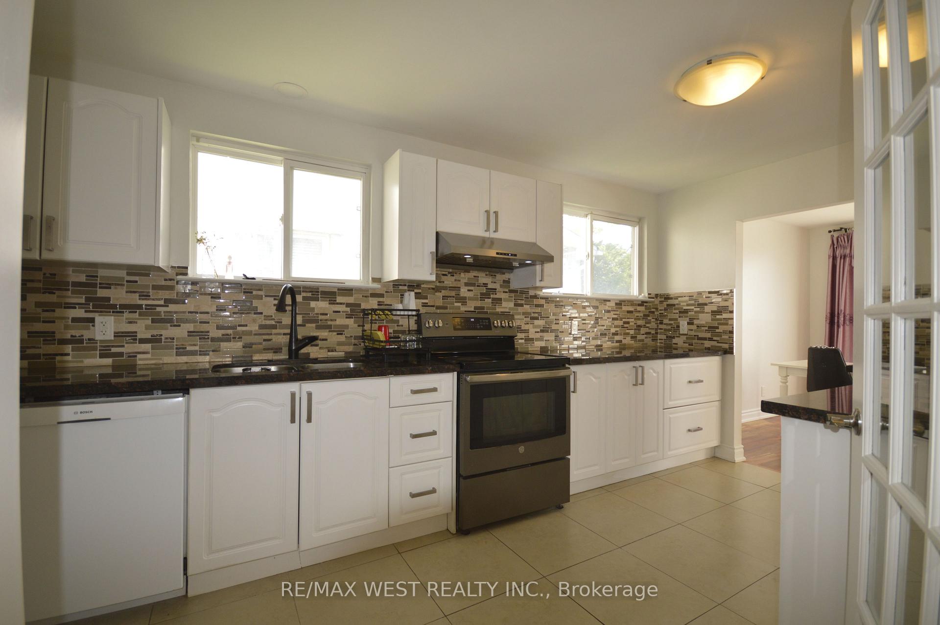 Photo 6 of 32 Axsmith Crescent, North York, Don Valley Village — HOMEH