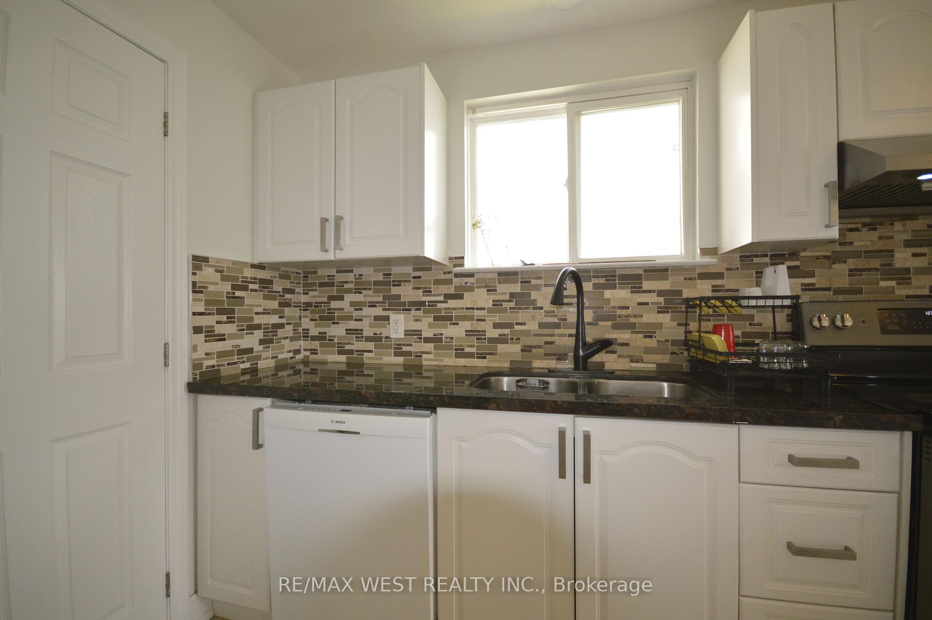 Photo 7 of 32 Axsmith Crescent, North York, Don Valley Village — HOMEH