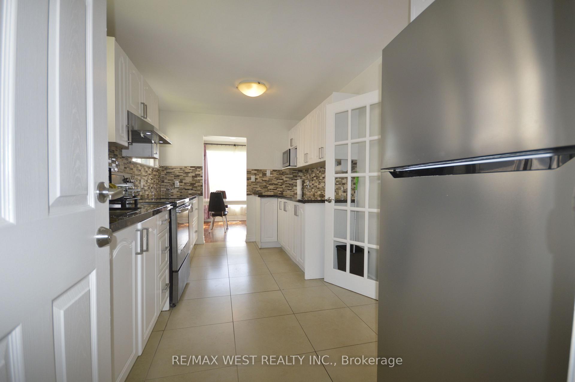 Photo 8 of 32 Axsmith Crescent, North York, Don Valley Village — HOMEH