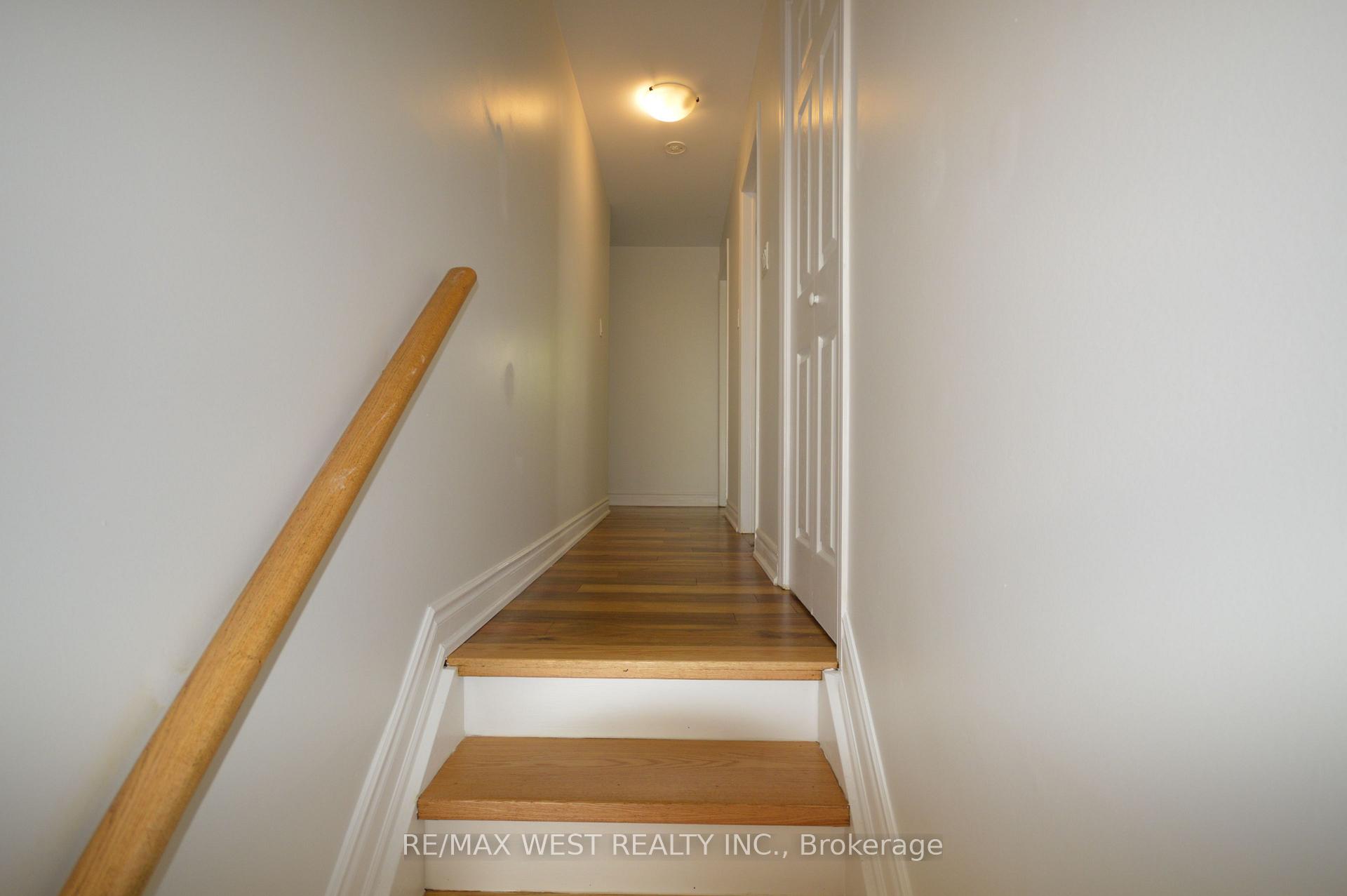 Photo 9 of 32 Axsmith Crescent, North York, Don Valley Village — HOMEH