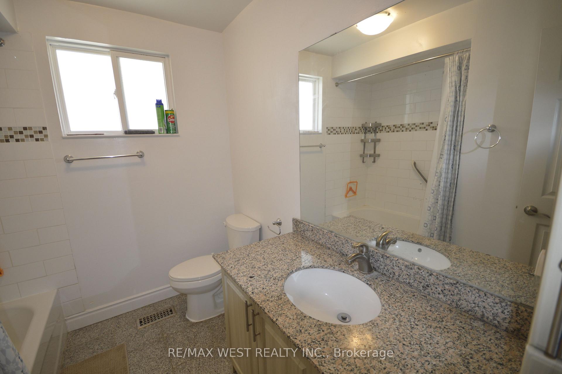 Photo 10 of 32 Axsmith Crescent, North York, Don Valley Village — HOMEH