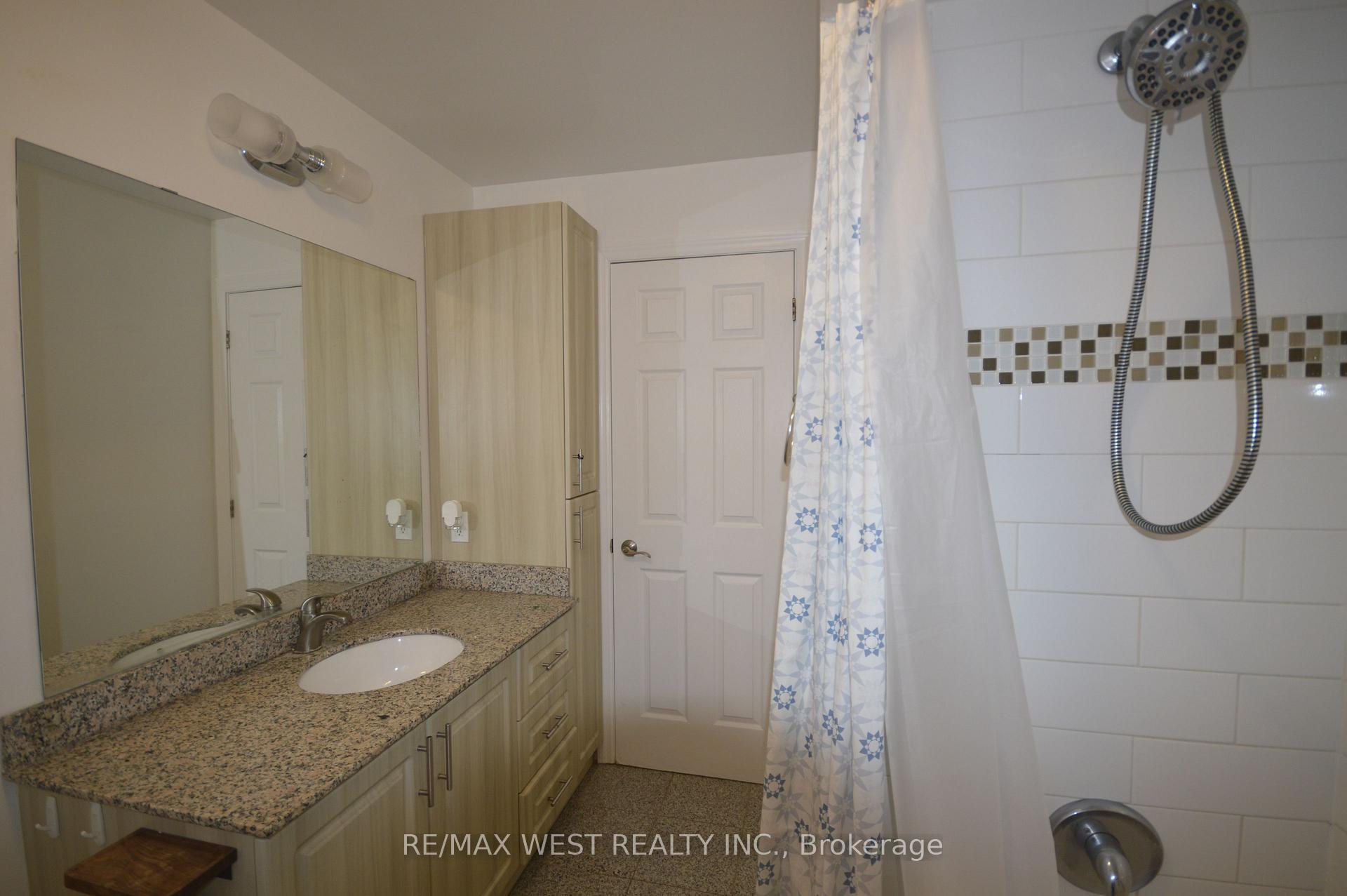 Photo 11 of 32 Axsmith Crescent, North York, Don Valley Village — HOMEH