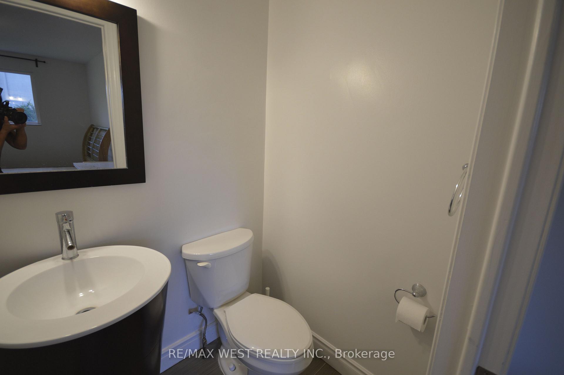 Photo 15 of 32 Axsmith Crescent, North York, Don Valley Village — HOMEH