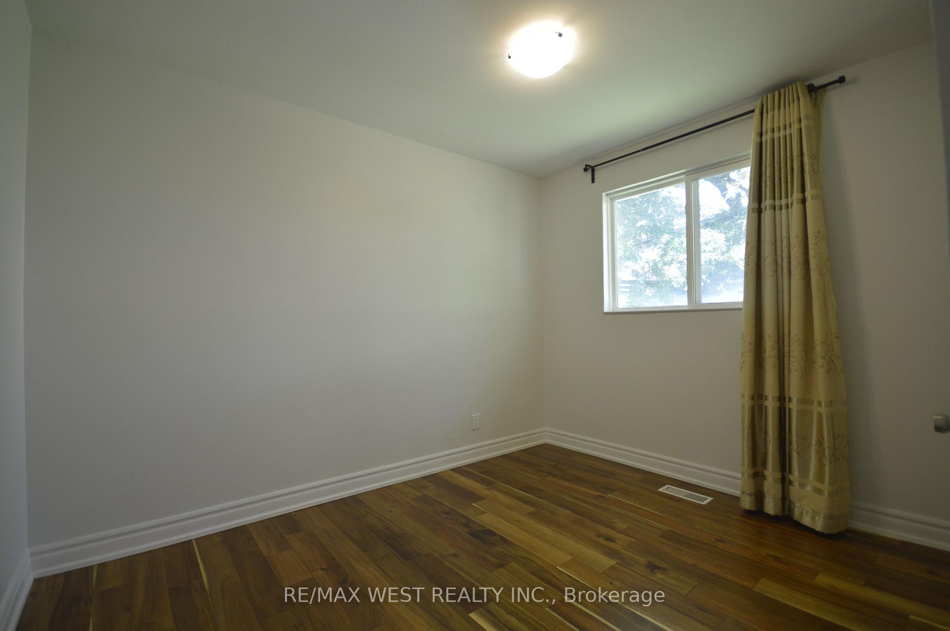 Photo 16 of 32 Axsmith Crescent, North York, Don Valley Village — HOMEH