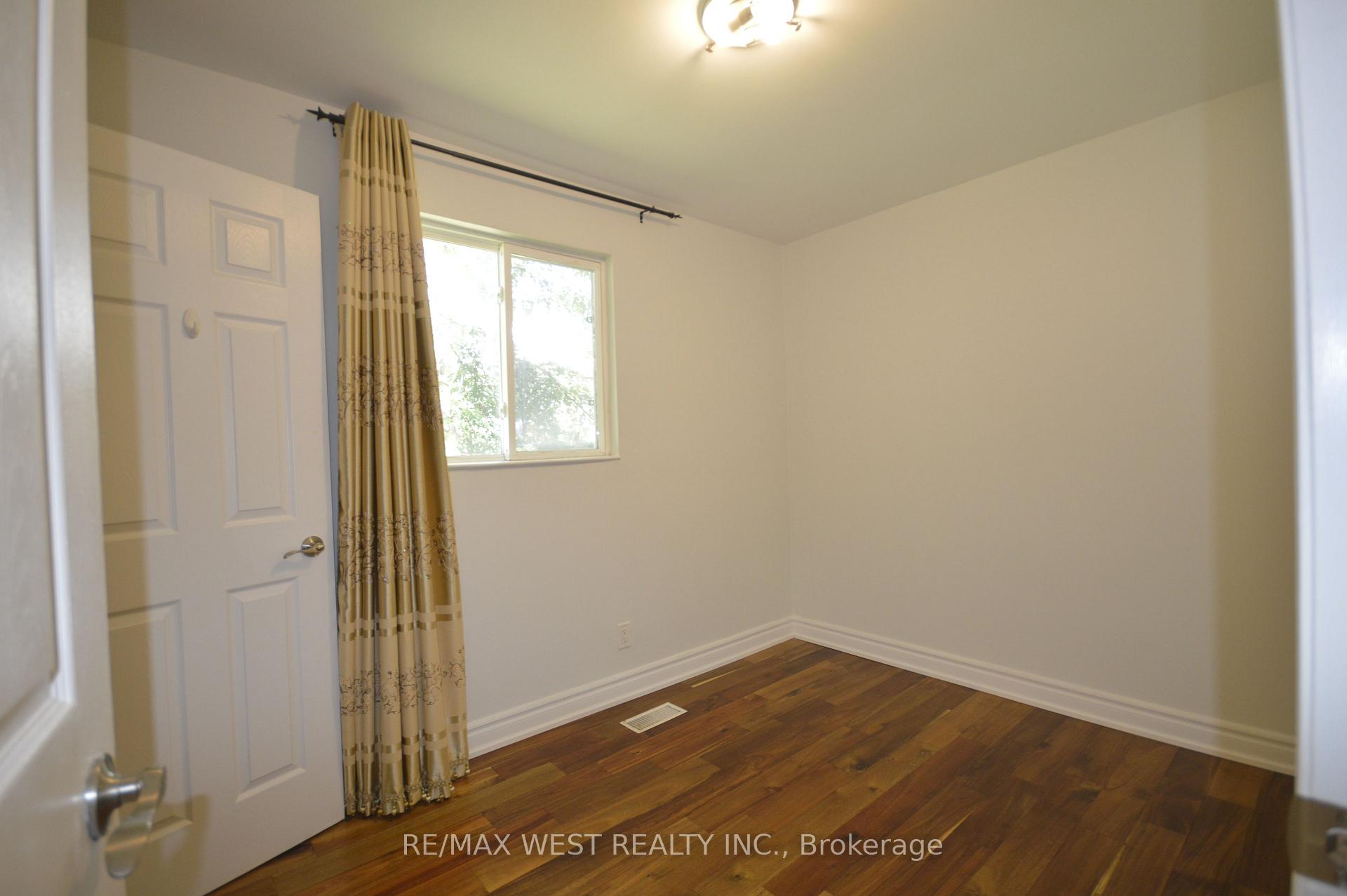 Photo 17 of 32 Axsmith Crescent, North York, Don Valley Village — HOMEH