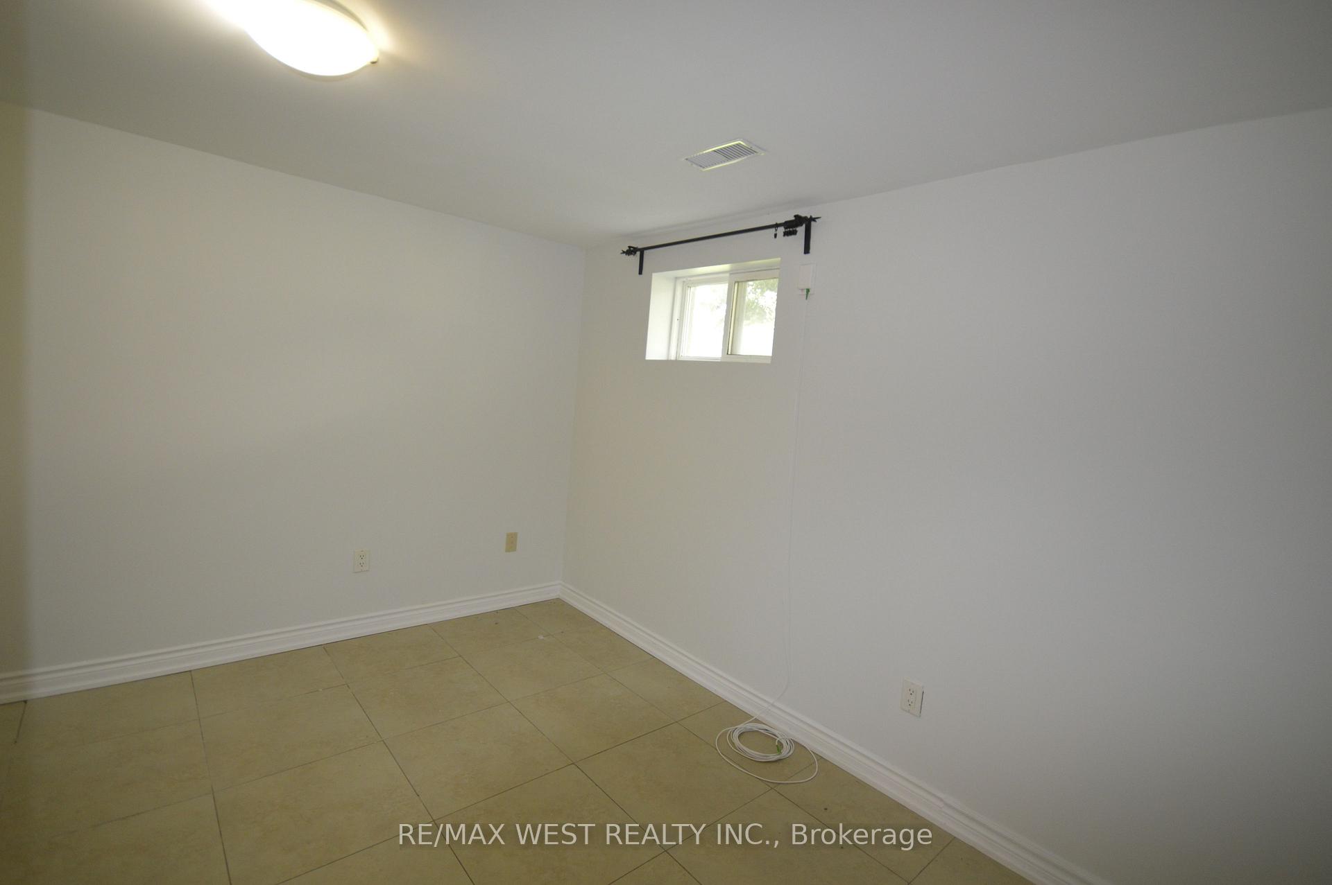 Photo 24 of 32 Axsmith Crescent, North York, Don Valley Village — HOMEH