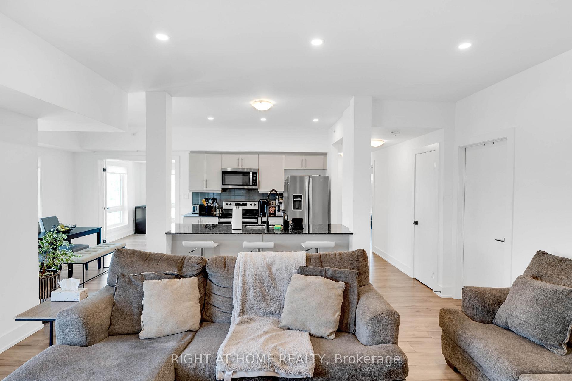 Photo 12 of Unit 202, 4 Spice Way, Barrie, Rural Barrie Southeast — HOMEH