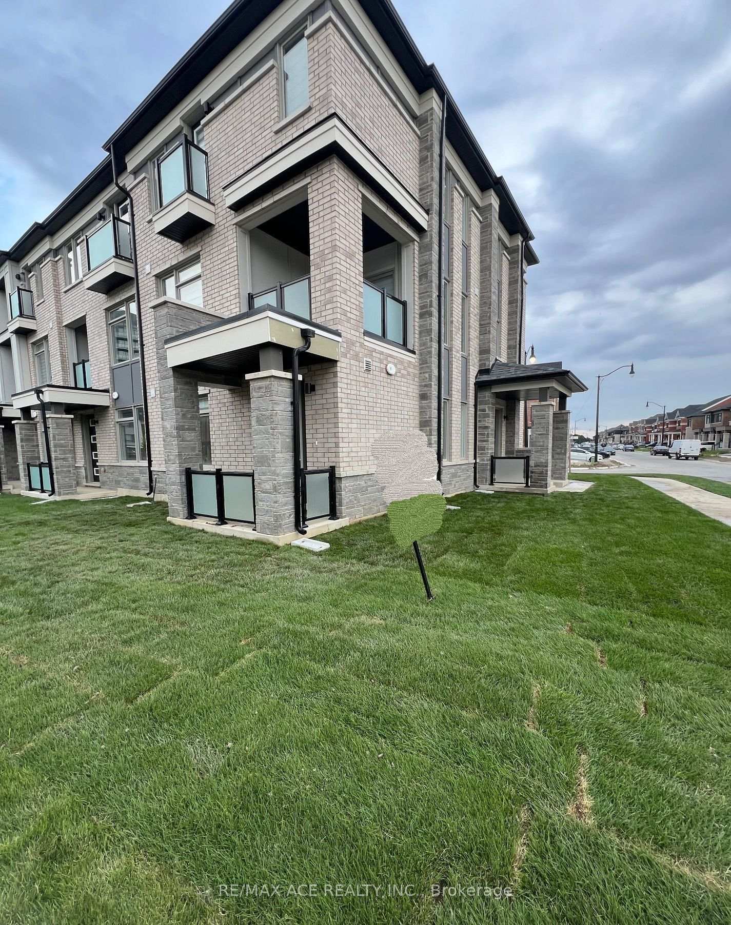 Photo 4 of Unit A, 2 Plume Street, Brampton, Northwest Brampton — HOMEH