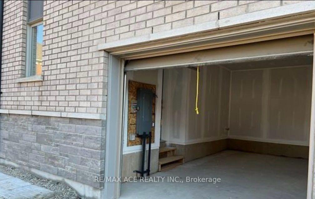 Photo 6 of Unit A, 2 Plume Street, Brampton, Northwest Brampton — HOMEH
