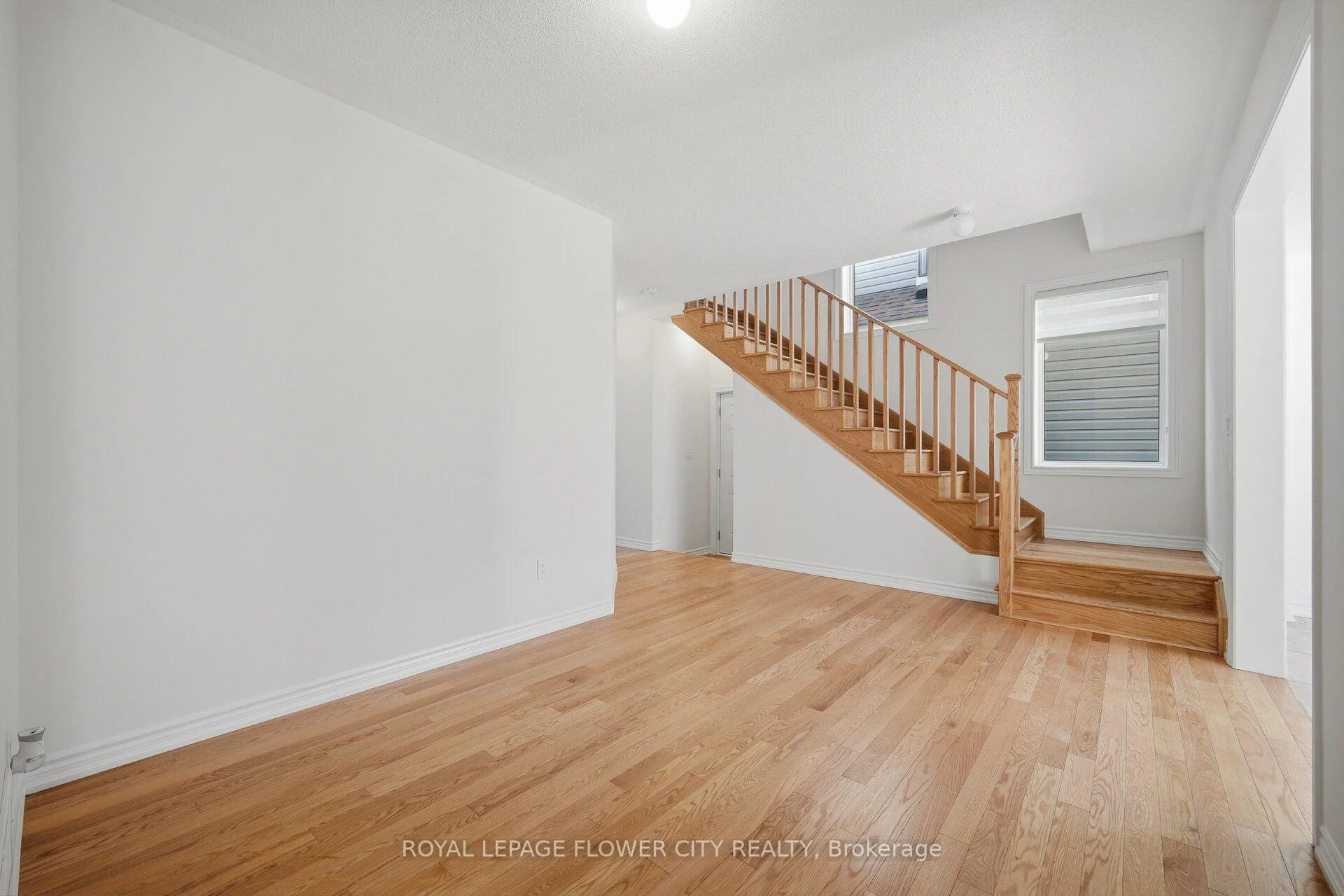 Photo 13 of 44 Rochester Drive, Barrie, Rural Barrie Southeast — HOMEH