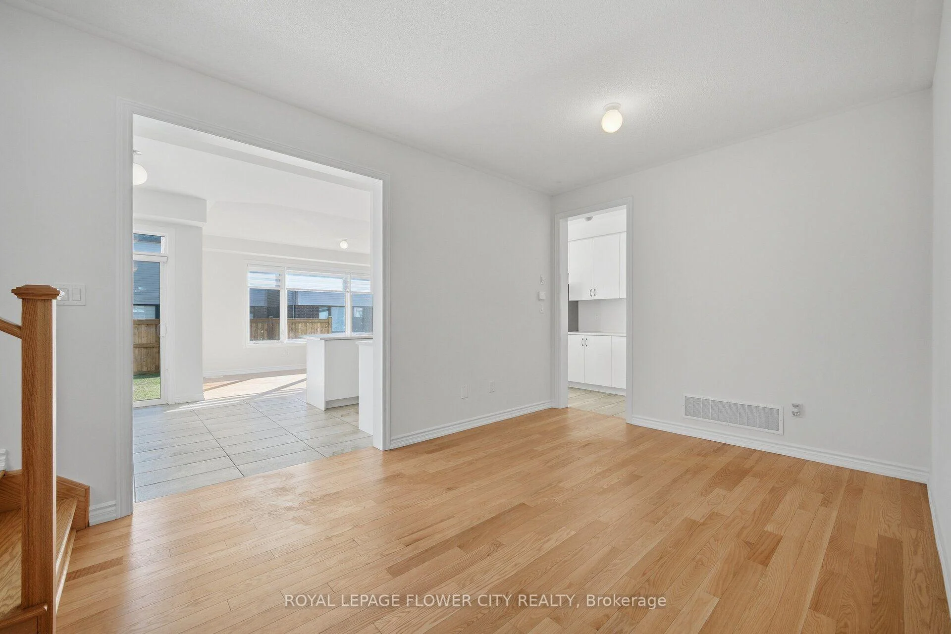 Photo 14 of 44 Rochester Drive, Barrie, Rural Barrie Southeast — HOMEH