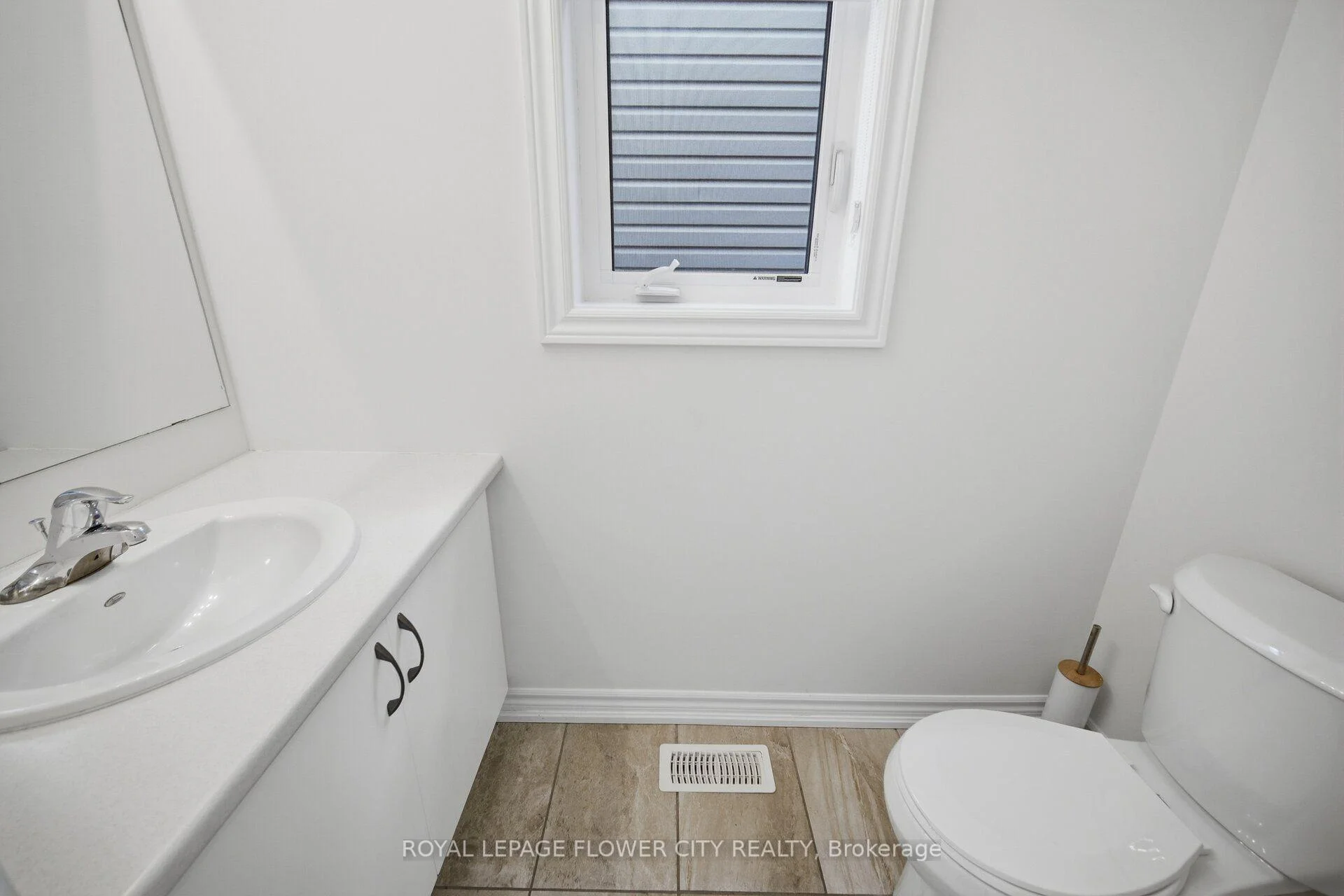 Photo 21 of 44 Rochester Drive, Barrie, Rural Barrie Southeast — HOMEH