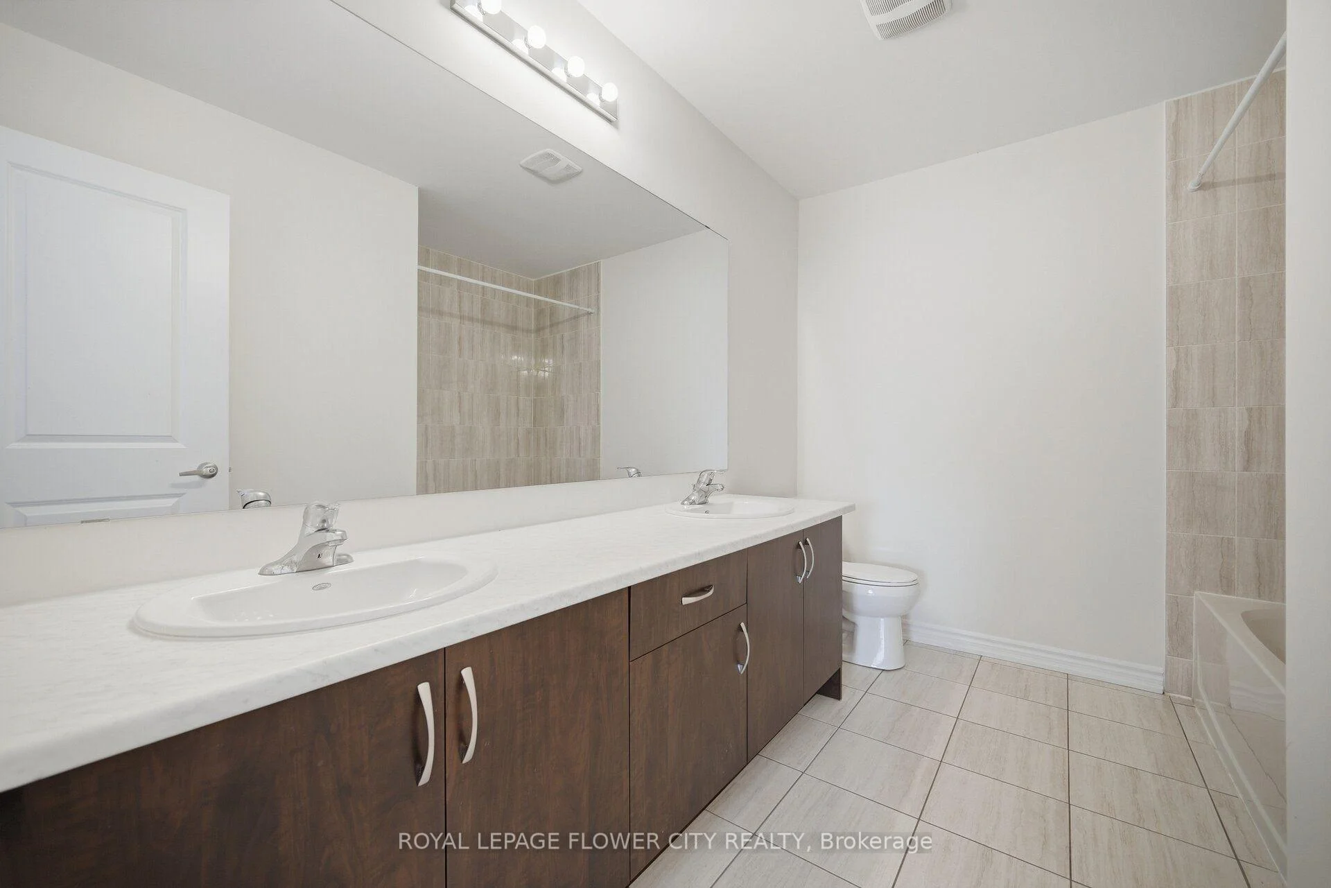 Photo 35 of 44 Rochester Drive, Barrie, Rural Barrie Southeast — HOMEH