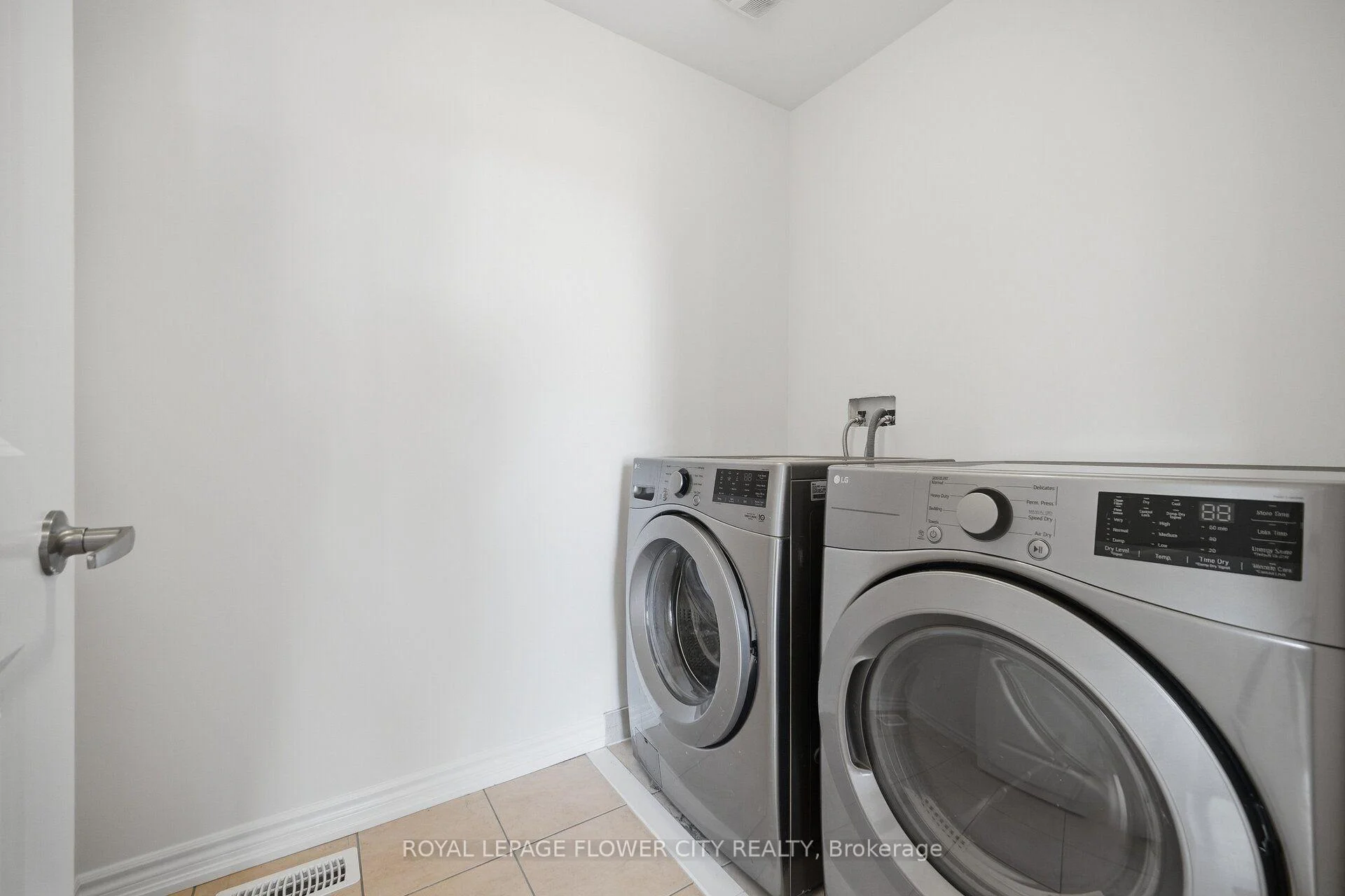 Photo 37 of 44 Rochester Drive, Barrie, Rural Barrie Southeast — HOMEH