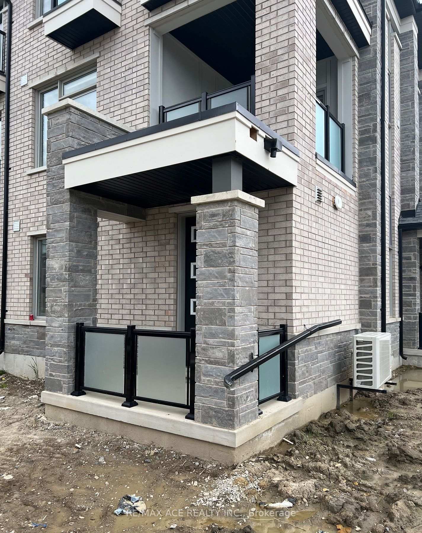 Photo 2 of Unit B, 2 Plume Street, Brampton, Northwest Brampton — HOMEH