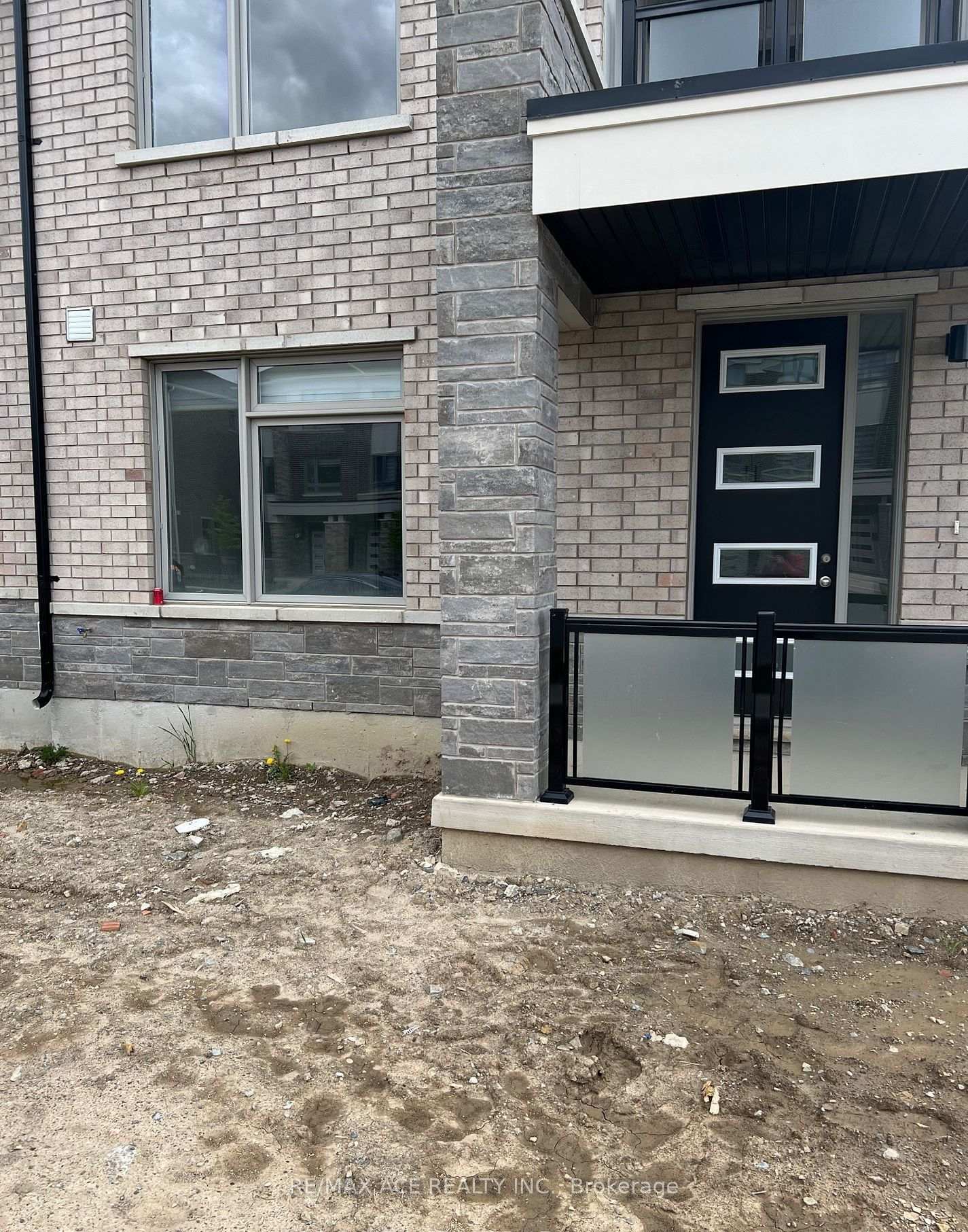 Photo 3 of Unit B, 2 Plume Street, Brampton, Northwest Brampton — HOMEH