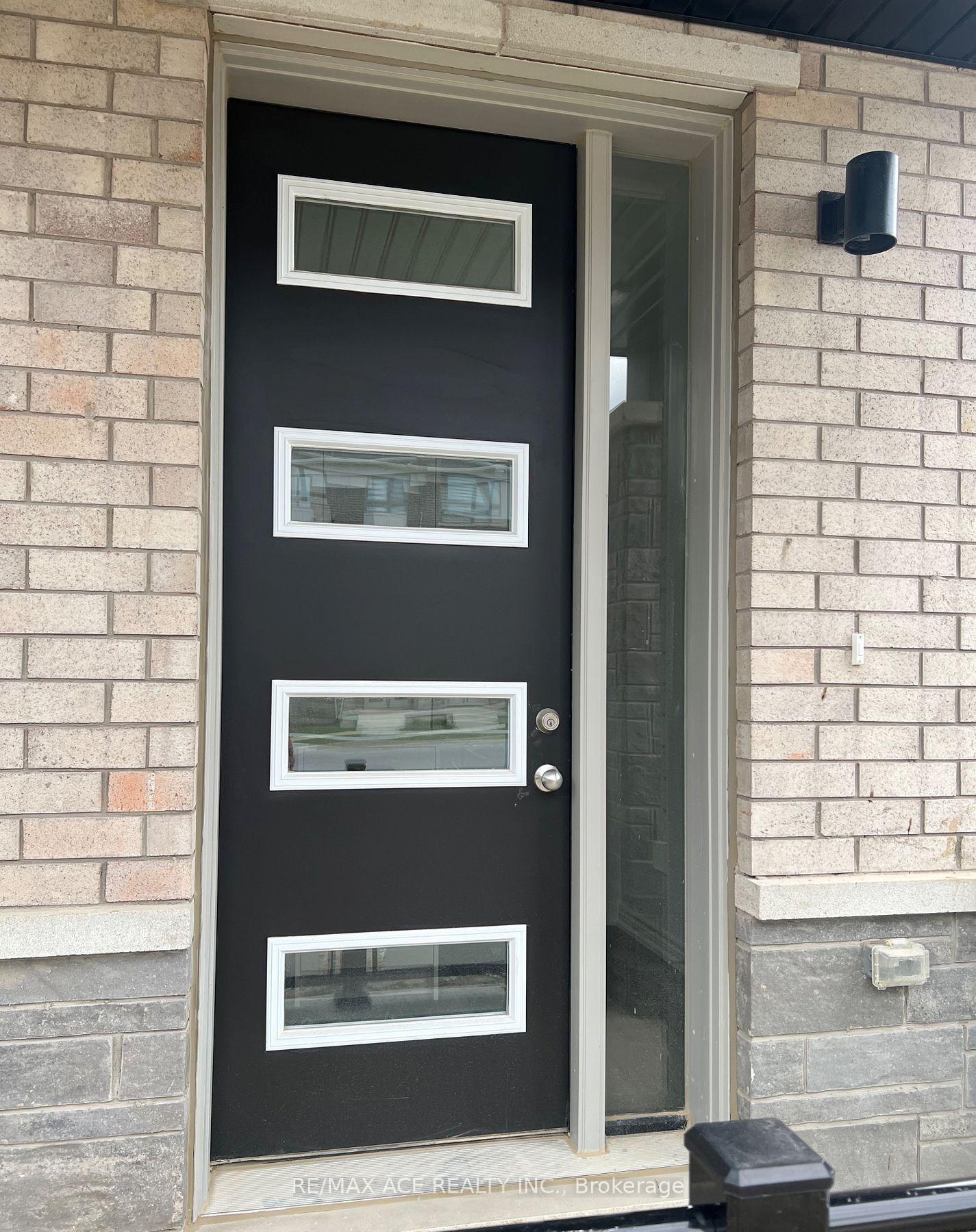 Photo 4 of Unit B, 2 Plume Street, Brampton, Northwest Brampton — HOMEH