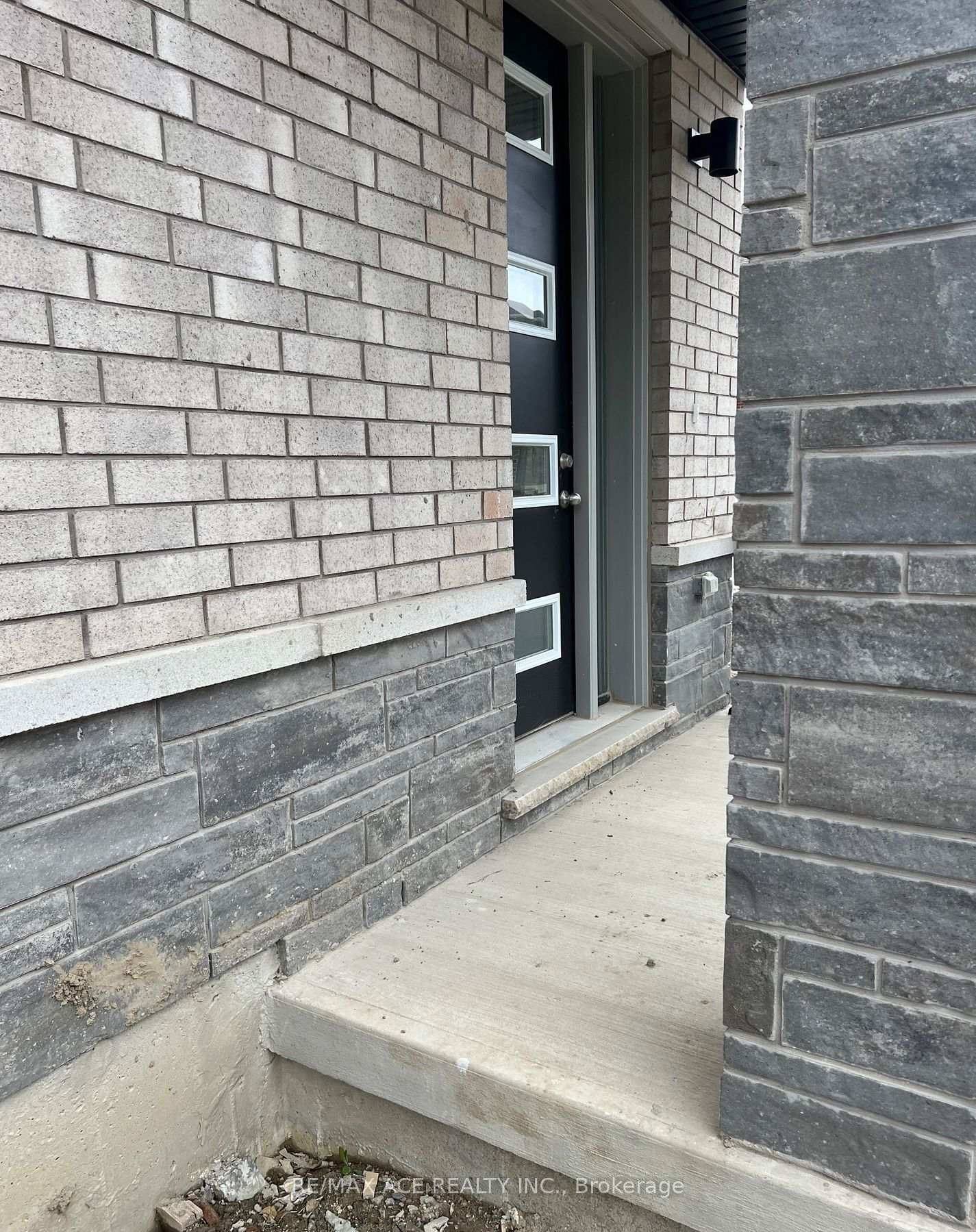 Photo 5 of Unit B, 2 Plume Street, Brampton, Northwest Brampton — HOMEH