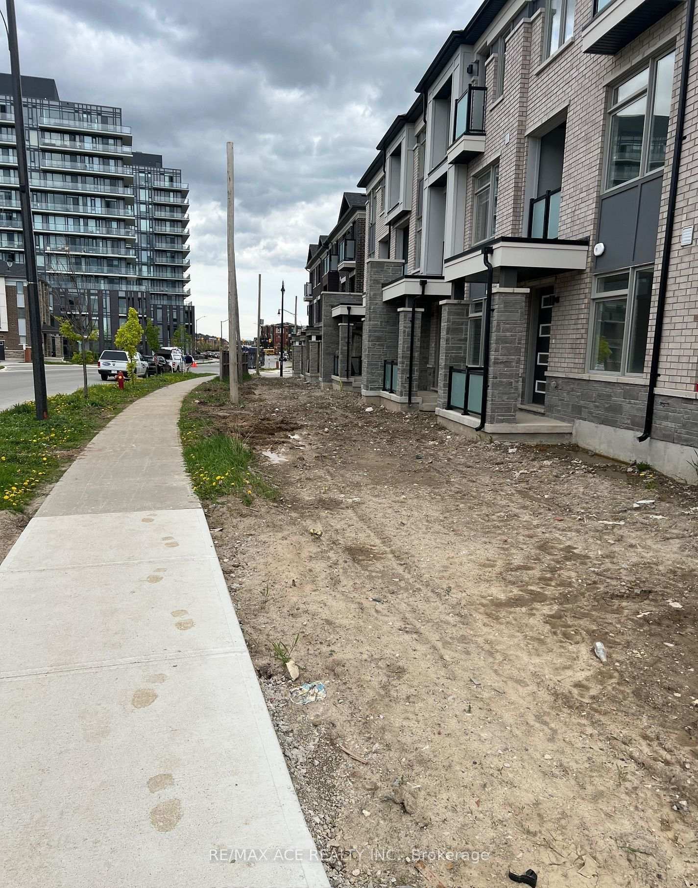 Photo 7 of Unit B, 2 Plume Street, Brampton, Northwest Brampton — HOMEH