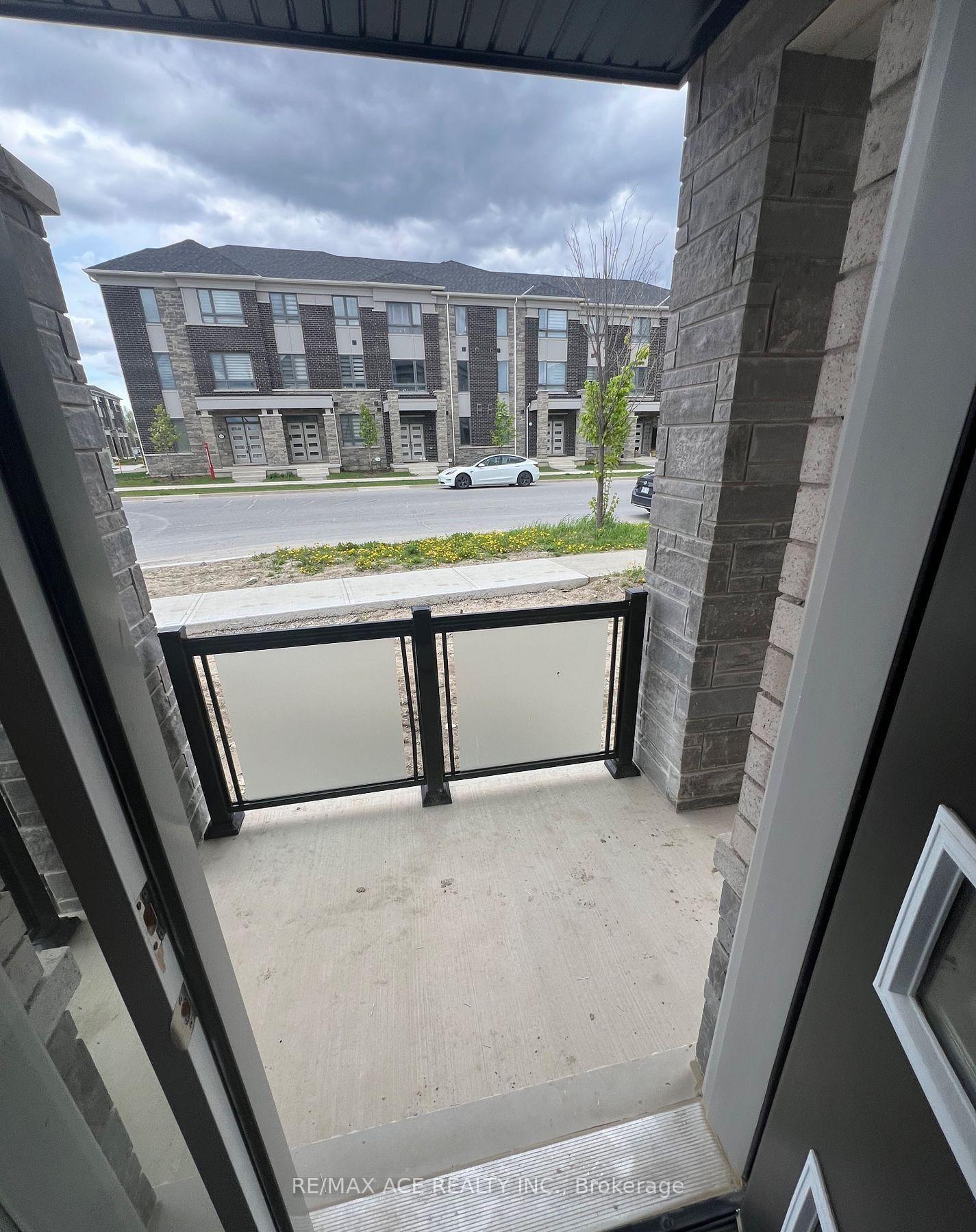 Photo 8 of Unit B, 2 Plume Street, Brampton, Northwest Brampton — HOMEH