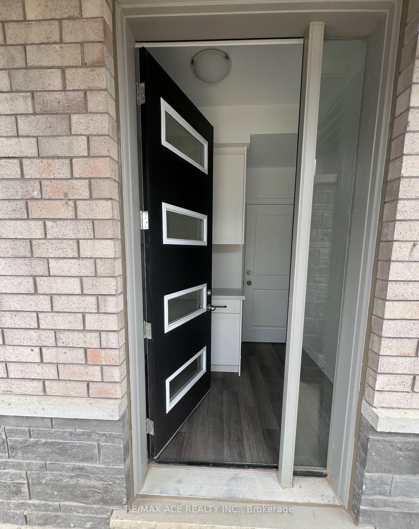 Photo 9 of Unit B, 2 Plume Street, Brampton, Northwest Brampton — HOMEH