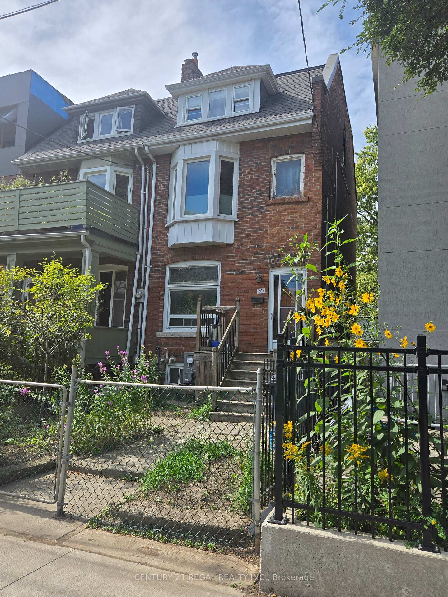 Photo 2 of 201/2 O'hara Avenue NE, Toronto, Roncesvalles — HOMEH