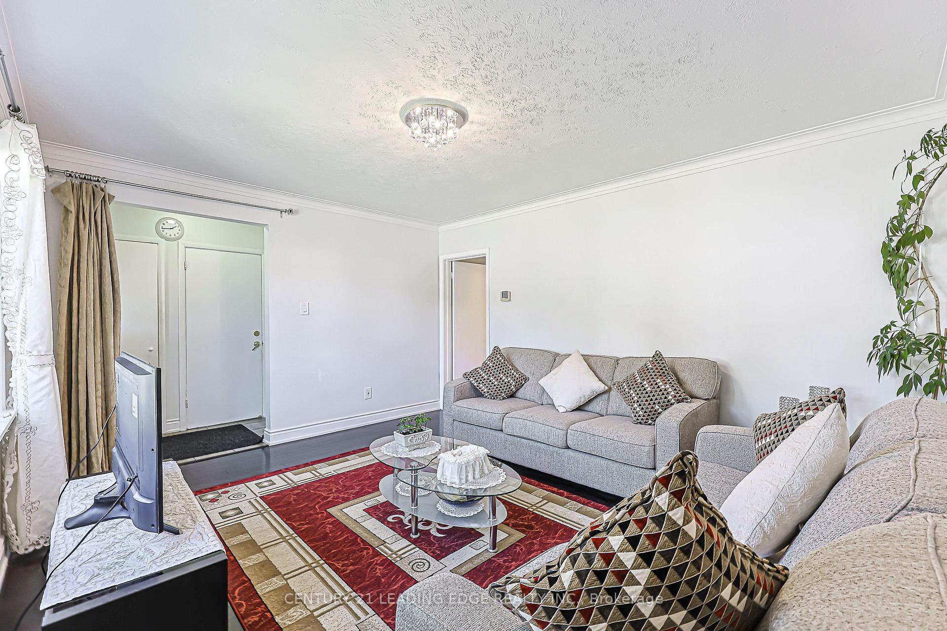 Photo 6 of 246 Ellington Drive, Scarborough, Wexford-Maryvale — HOMEH
