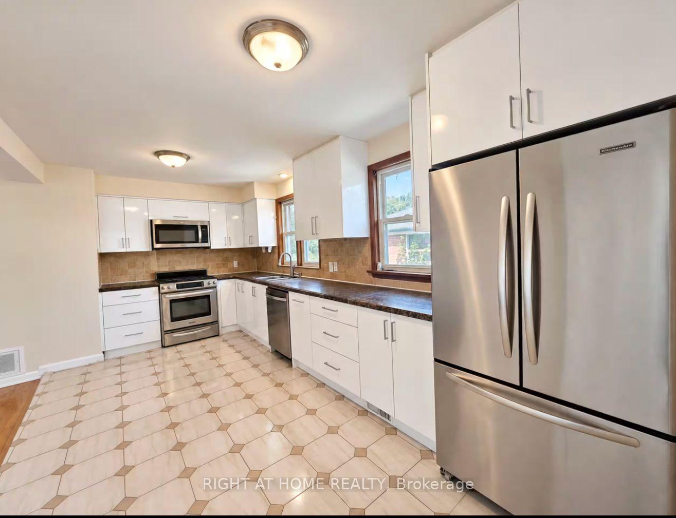 Photo 5 of Unit UPPER LEVEL, 26 Wedgewood Drive, North York, Newtonbrook East — HOMEH