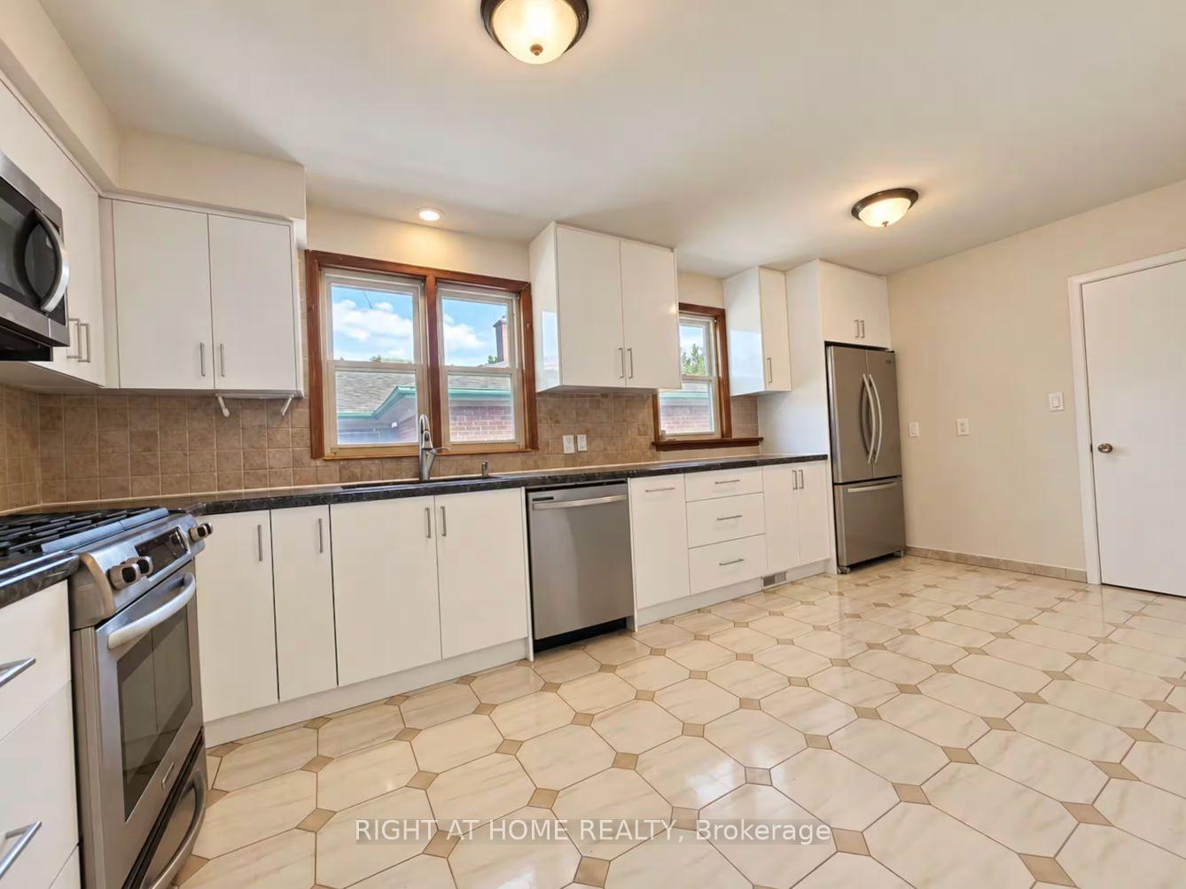 Photo 6 of Unit UPPER LEVEL, 26 Wedgewood Drive, North York, Newtonbrook East — HOMEH