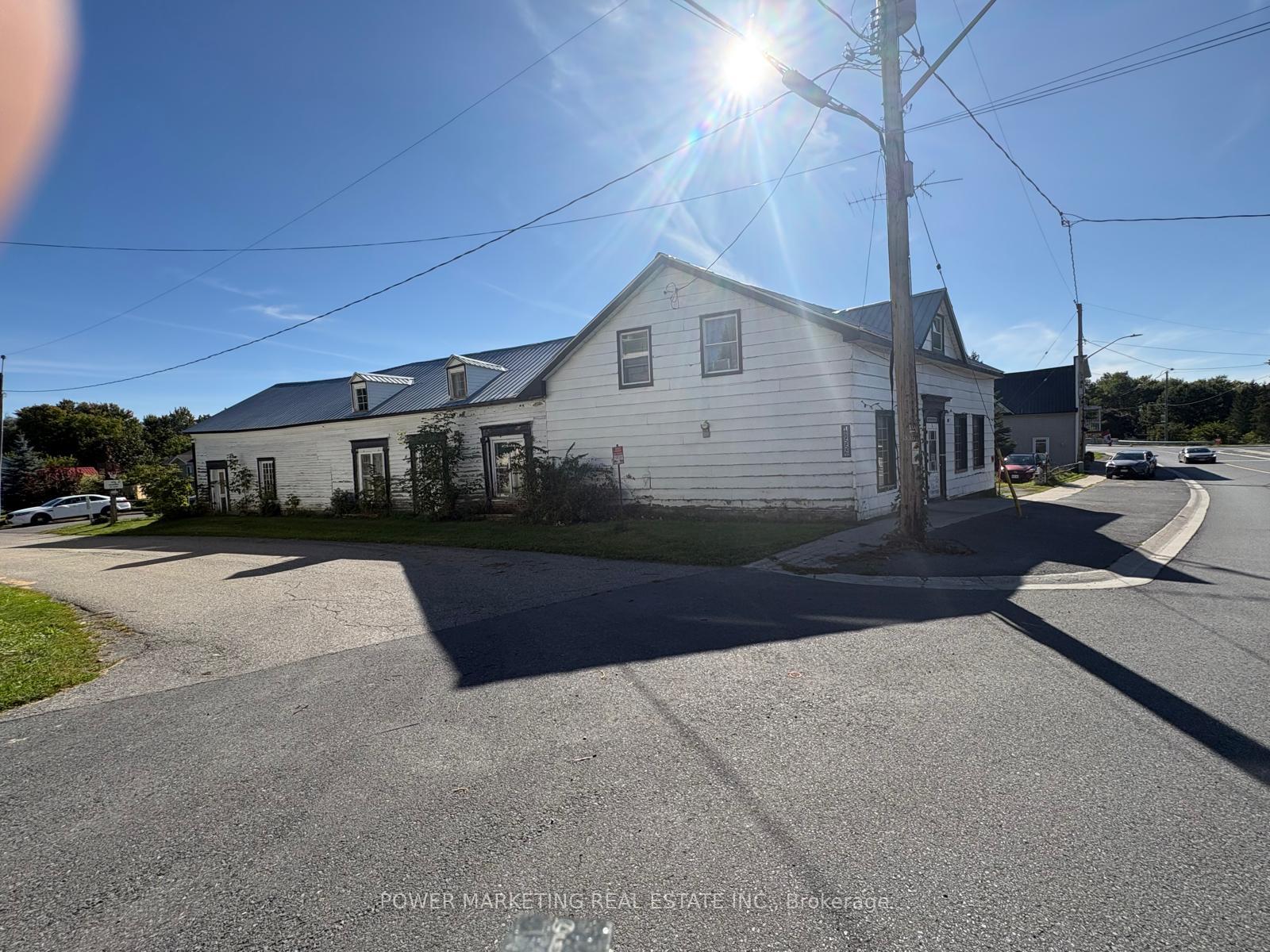 Photo of 18556 Dundas Street