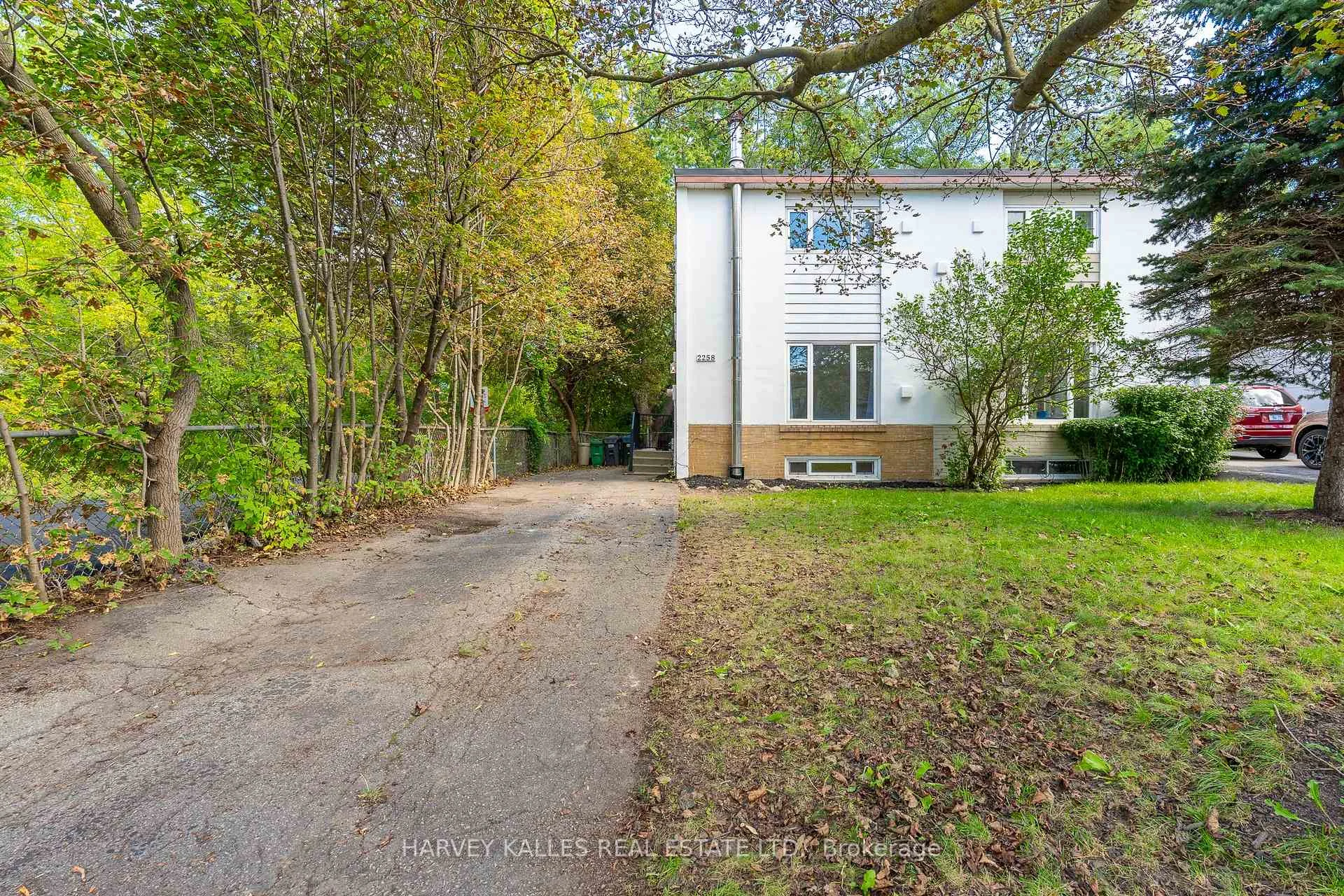 Photo 3 of 2258 Brookhurst Road, Mississauga, Clarkson — HOMEH