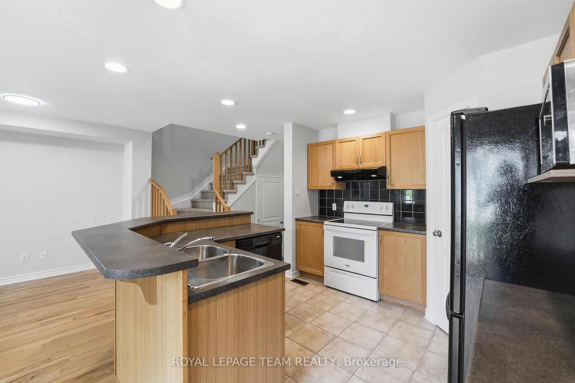 Photo 7 of 239 Tandalee Crescent, Ottawa, Kanata - Emerald Meadows/Trailwest — HOMEH