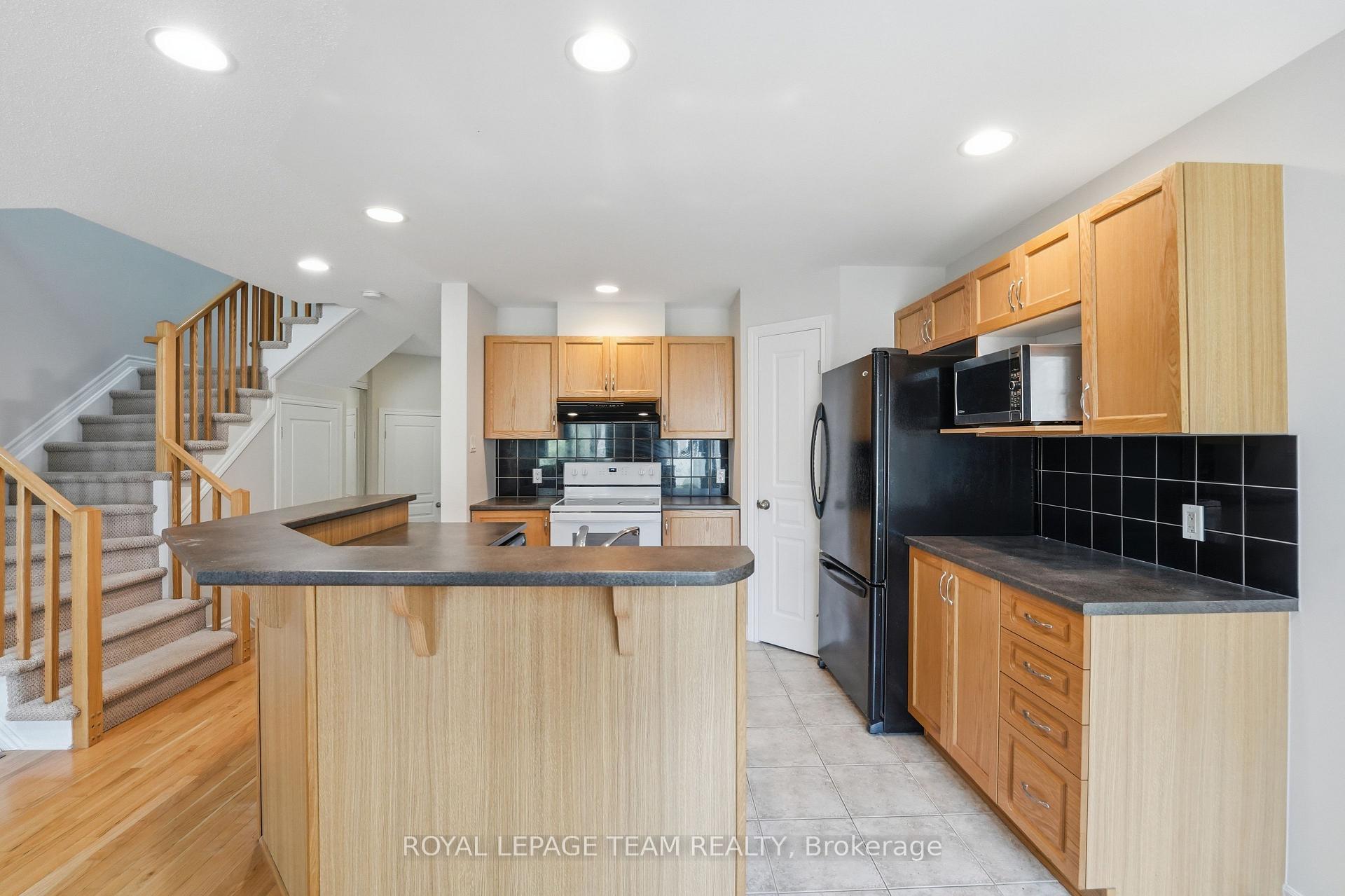 Photo 8 of 239 Tandalee Crescent, Ottawa, Kanata - Emerald Meadows/Trailwest — HOMEH