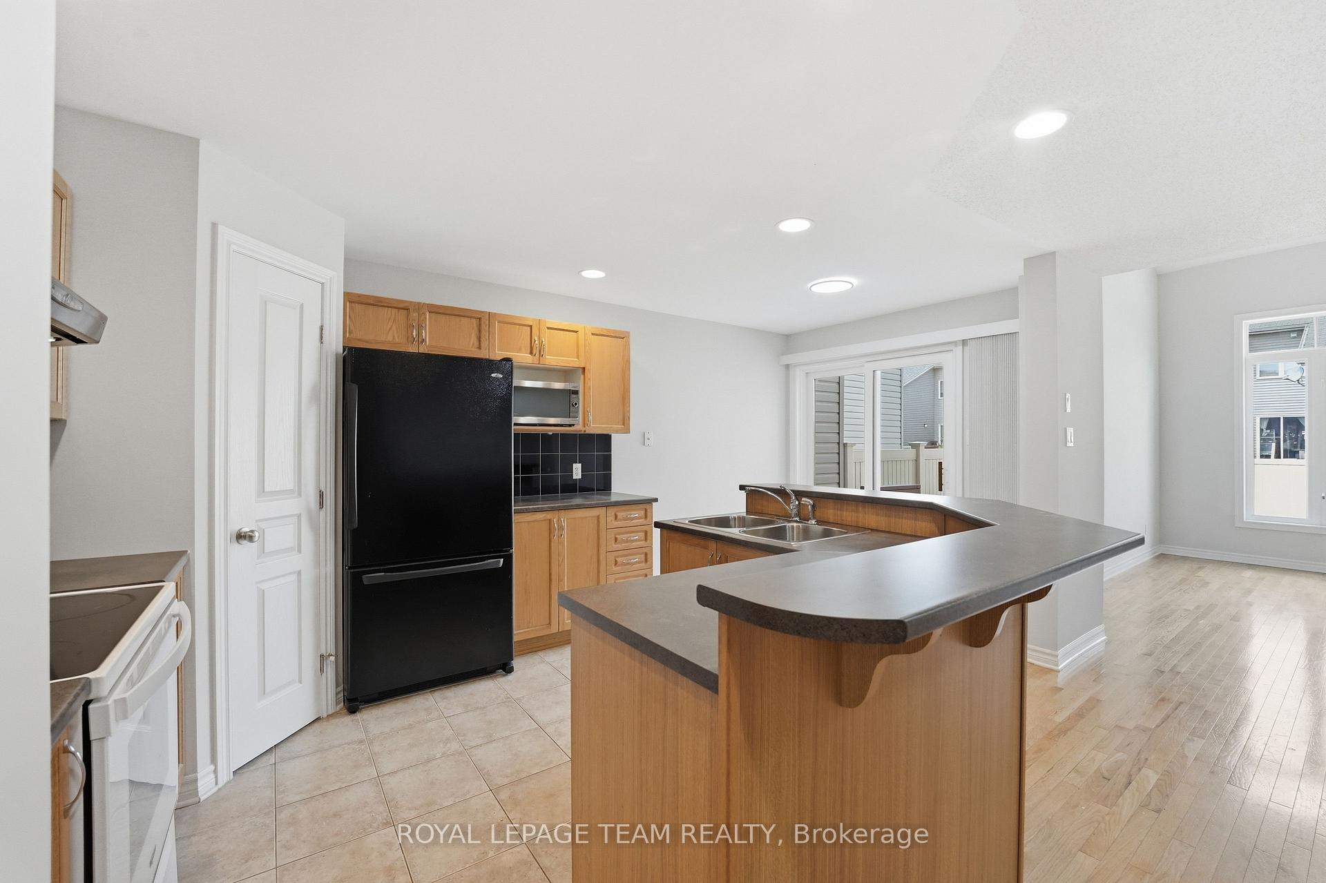 Photo 9 of 239 Tandalee Crescent, Ottawa, Kanata - Emerald Meadows/Trailwest — HOMEH
