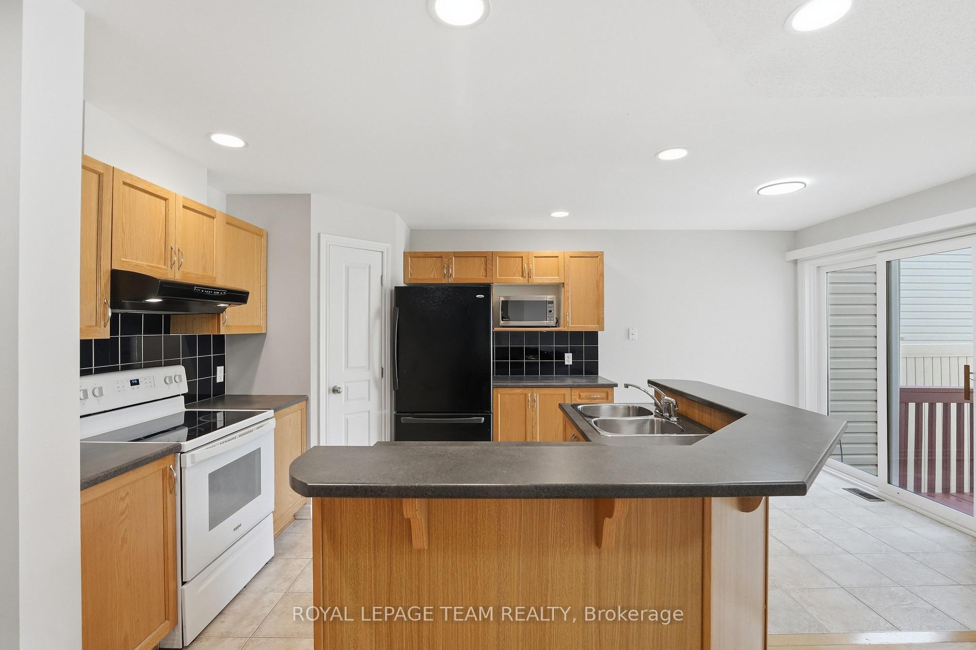 Photo 10 of 239 Tandalee Crescent, Ottawa, Kanata - Emerald Meadows/Trailwest — HOMEH