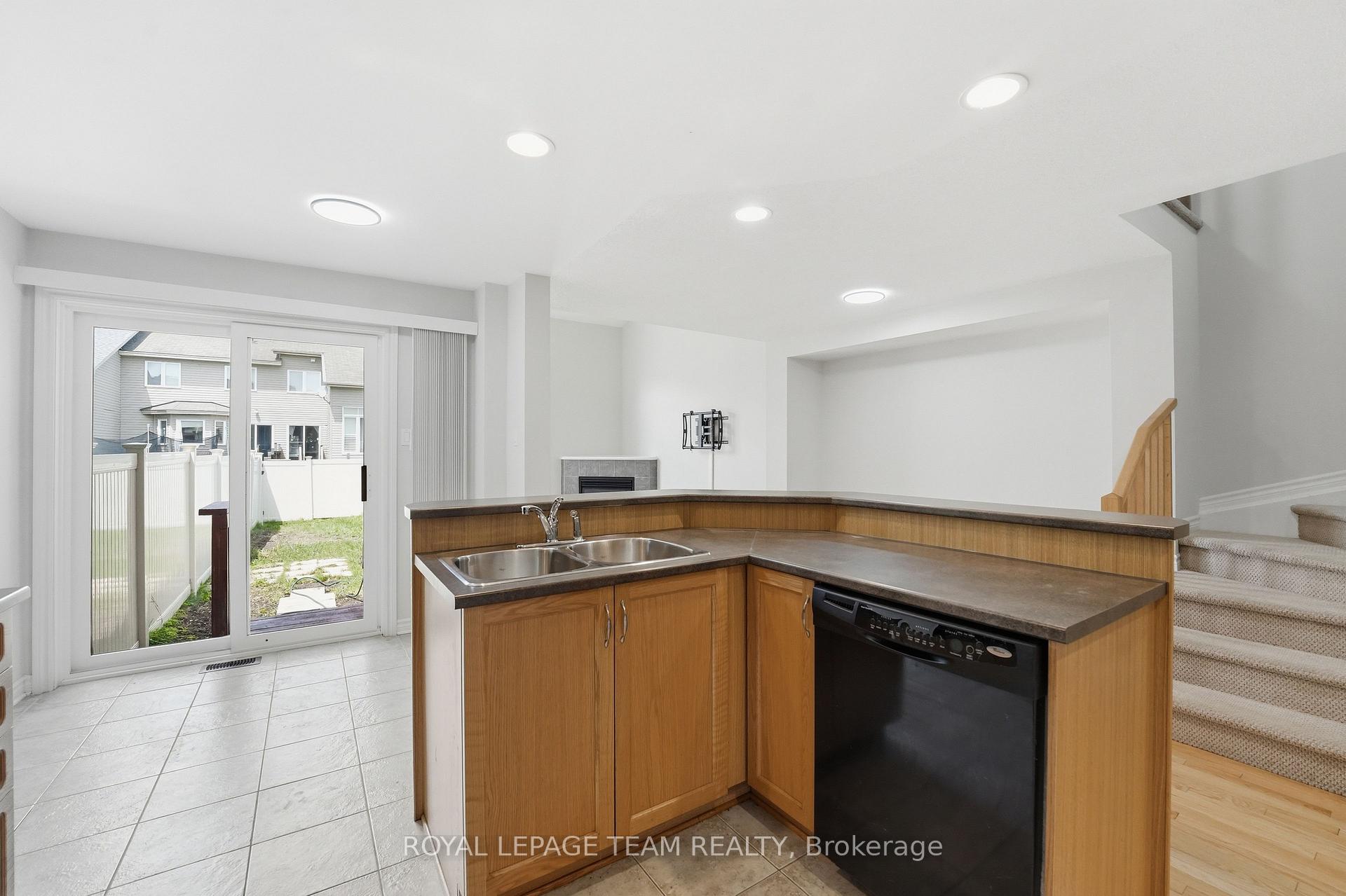 Photo 11 of 239 Tandalee Crescent, Ottawa, Kanata - Emerald Meadows/Trailwest — HOMEH