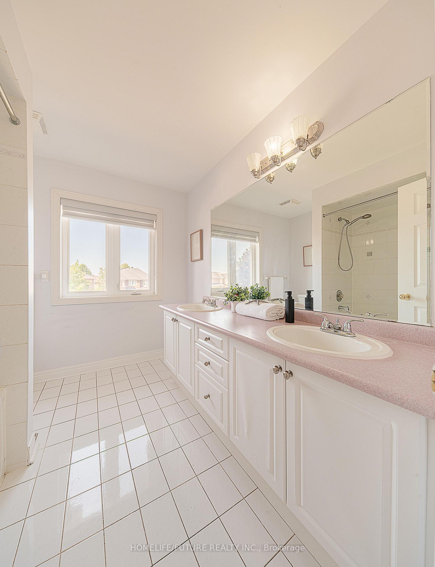 Photo 32 of 42 Boxwood Crescent, Markham, Rouge Fairways — HOMEH