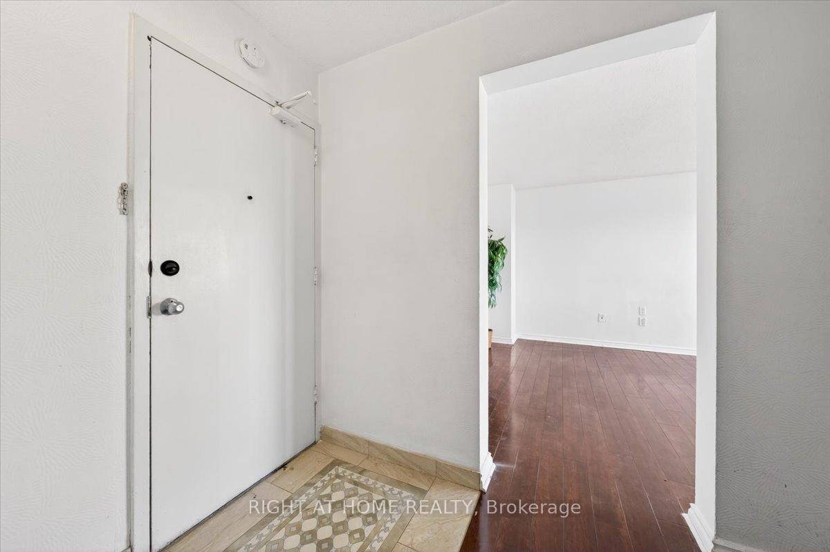 Photo 4 of Unit 708, 100 Leeward Glenway, Toronto, Flemingdon Park — HOMEH