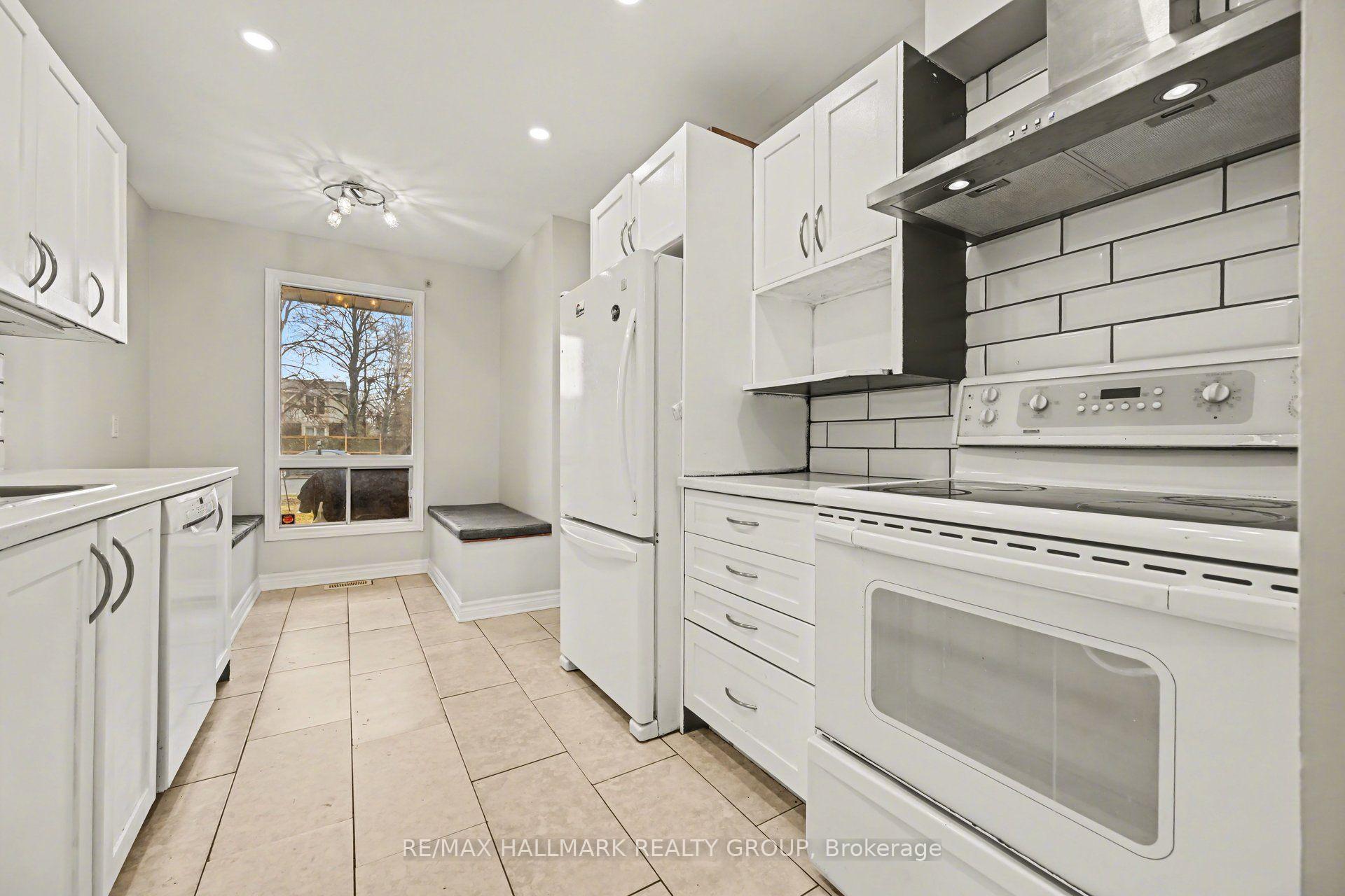 Photo 4 of 6 Wolfgang Drive, Ottawa, Barrhaven - Knollsbrook — HOMEH
