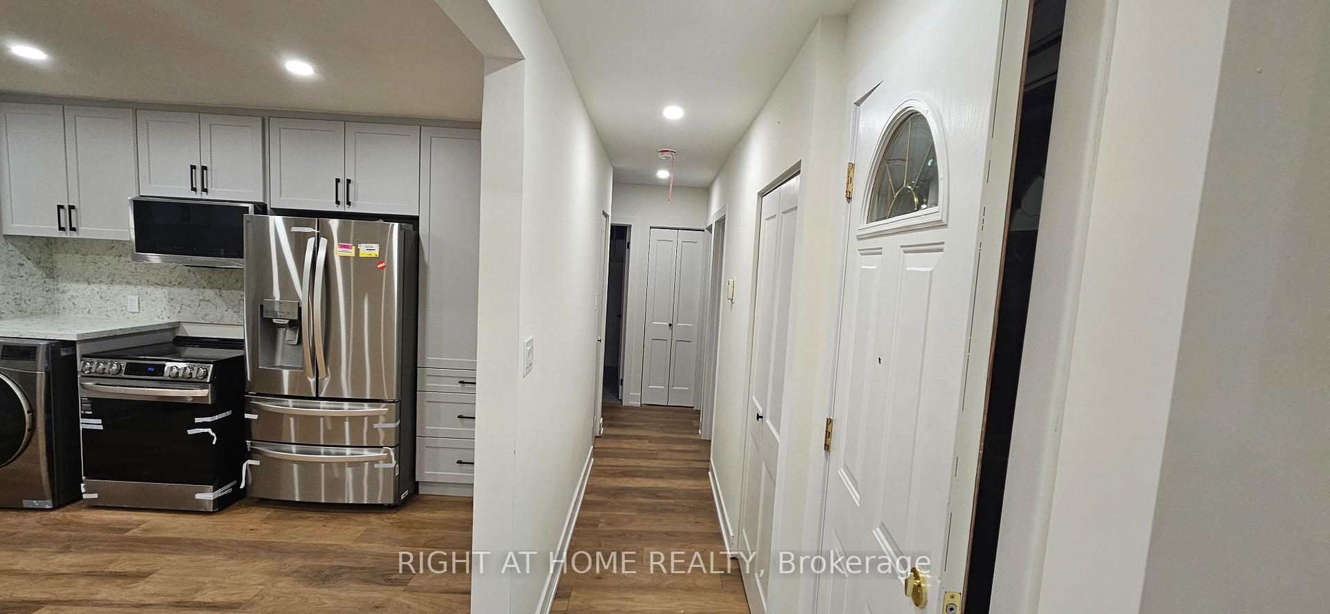 Photo 4 of Unit Main Floor, 38 Jasper Drive, Aurora, Aurora Heights — HOMEH