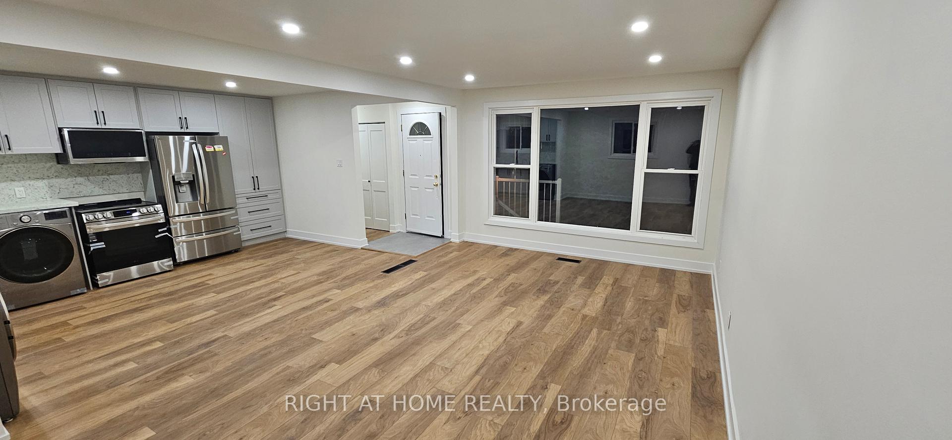 Photo 5 of Unit Main Floor, 38 Jasper Drive, Aurora, Aurora Heights — HOMEH