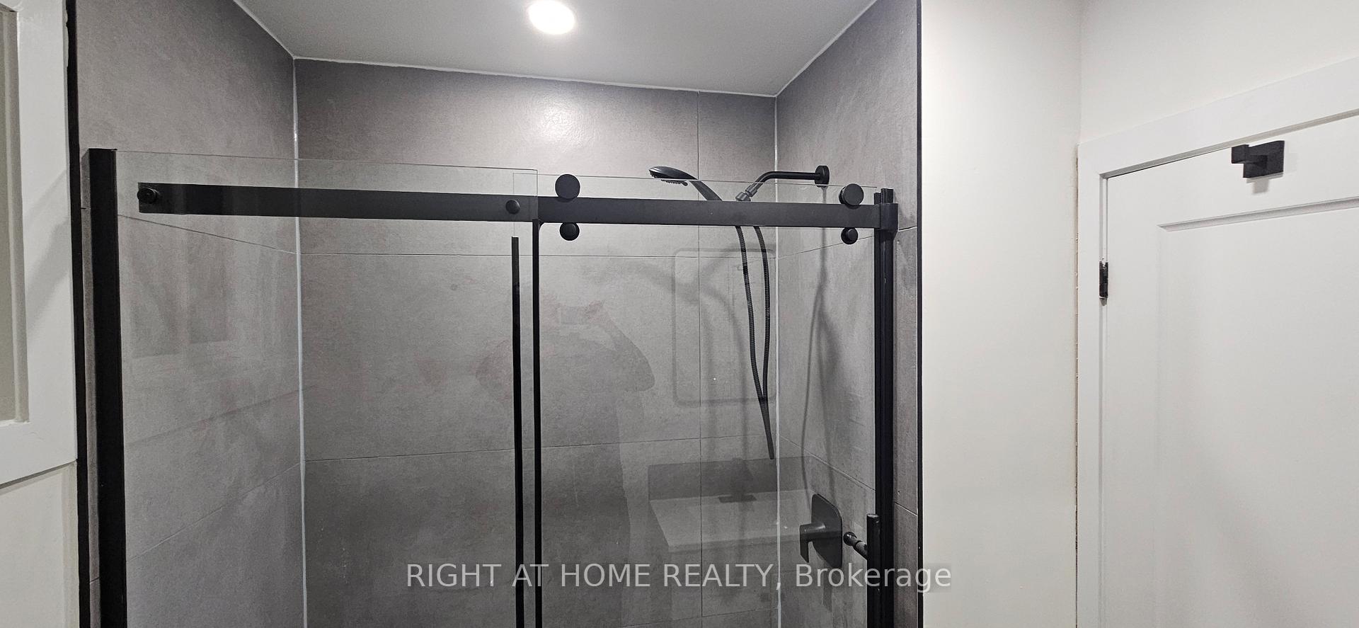 Photo 6 of Unit Main Floor, 38 Jasper Drive, Aurora, Aurora Heights — HOMEH