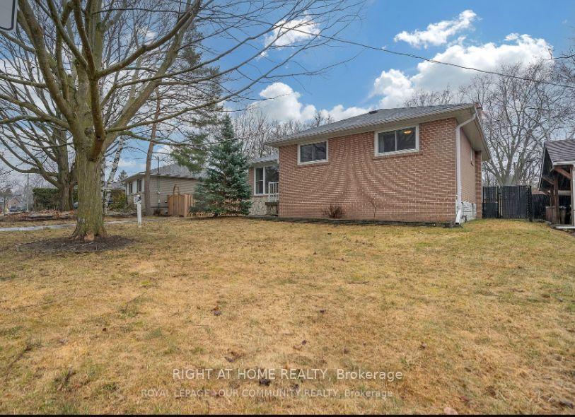 Photo 14 of Unit Main Floor, 38 Jasper Drive, Aurora, Aurora Heights — HOMEH