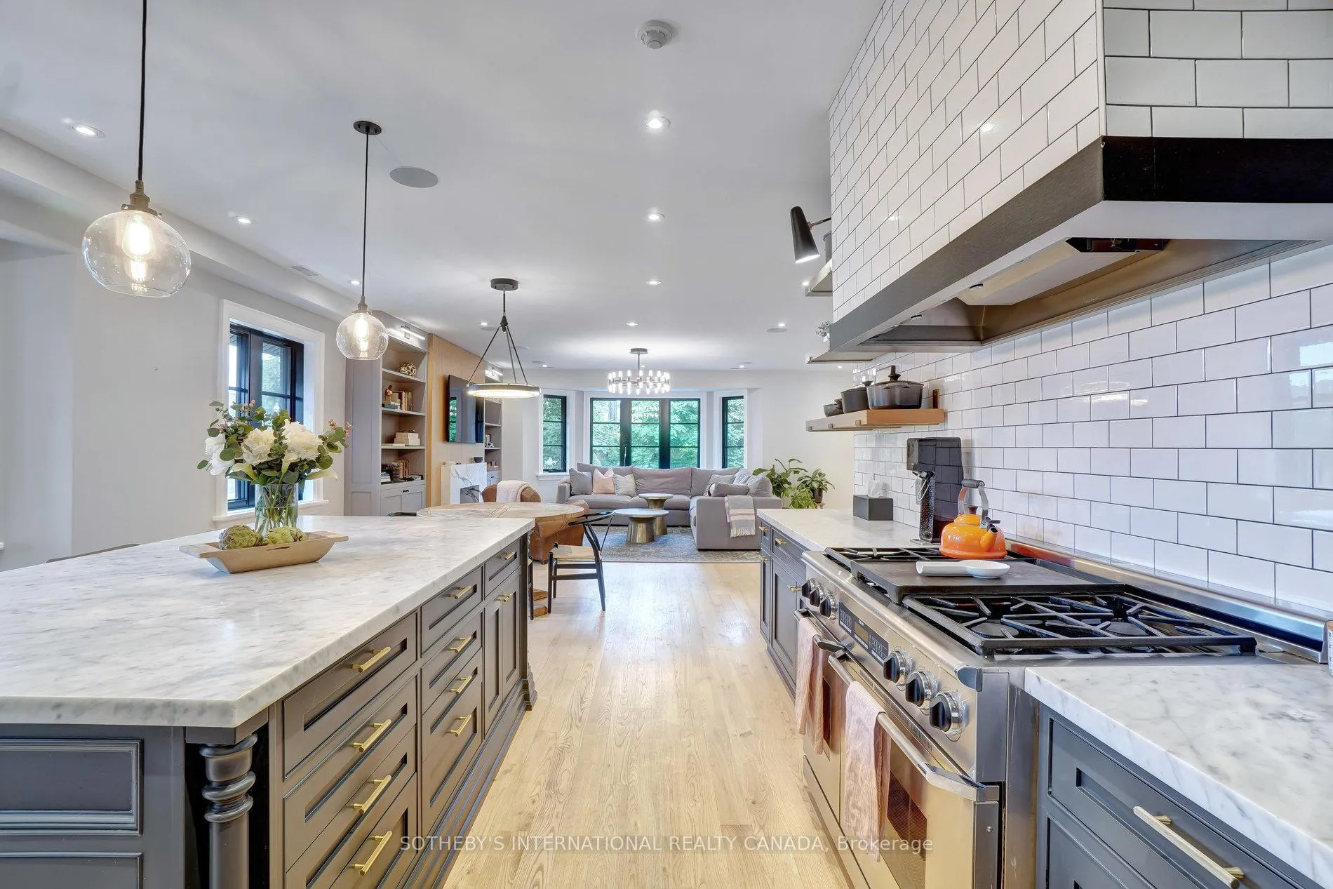 Photo 6 of Unit Upper, 461 Oriole Parkway, Toronto, Yonge-Eglinton — HOMEH