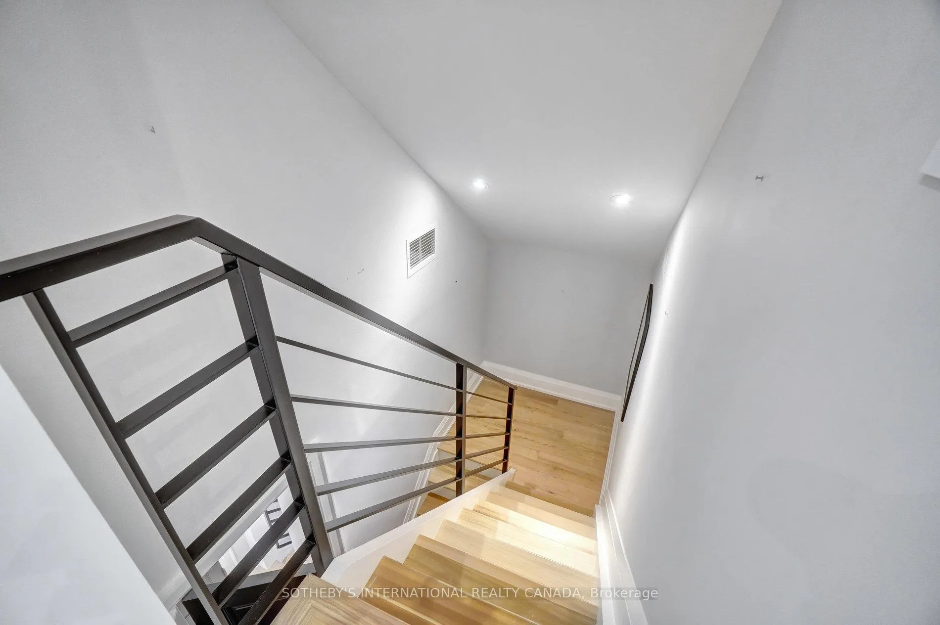 Photo 19 of Unit Upper, 461 Oriole Parkway, Toronto, Yonge-Eglinton — HOMEH